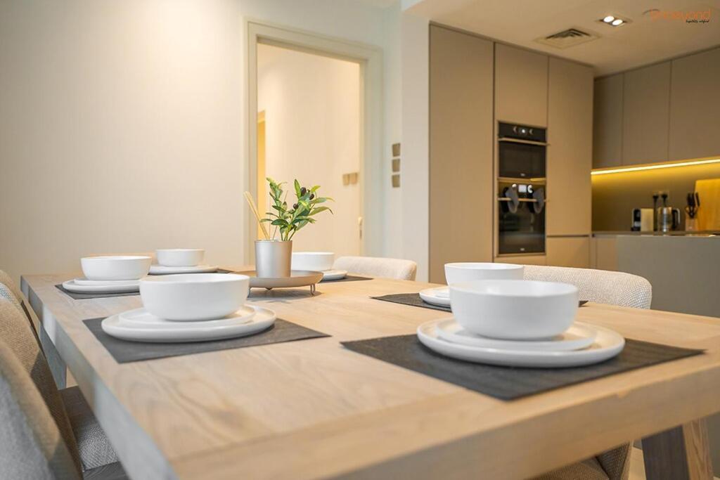 Bnbeyond's Luxury Vibe & Burj View Apartment Dubai