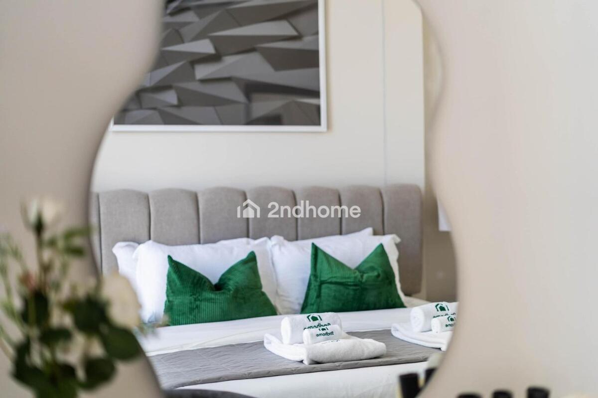 Luxurious Furnishing Direct Access To Mall Apartment *