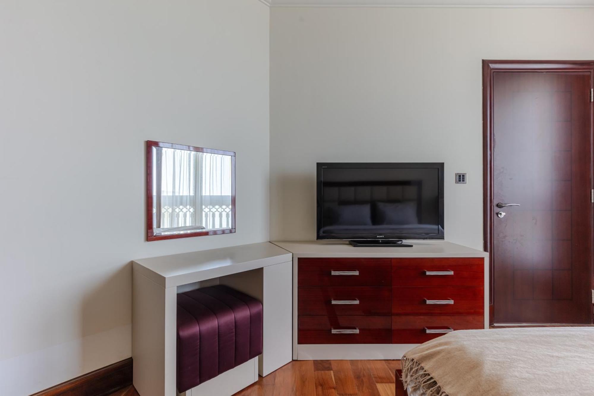1-bedroom With Pool Apartment *