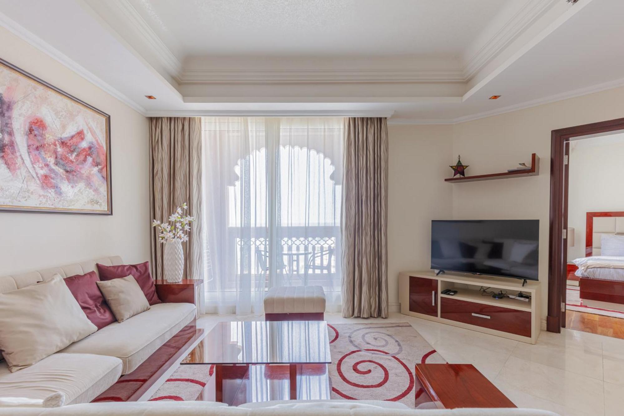 1-bedroom With Pool Apartment *