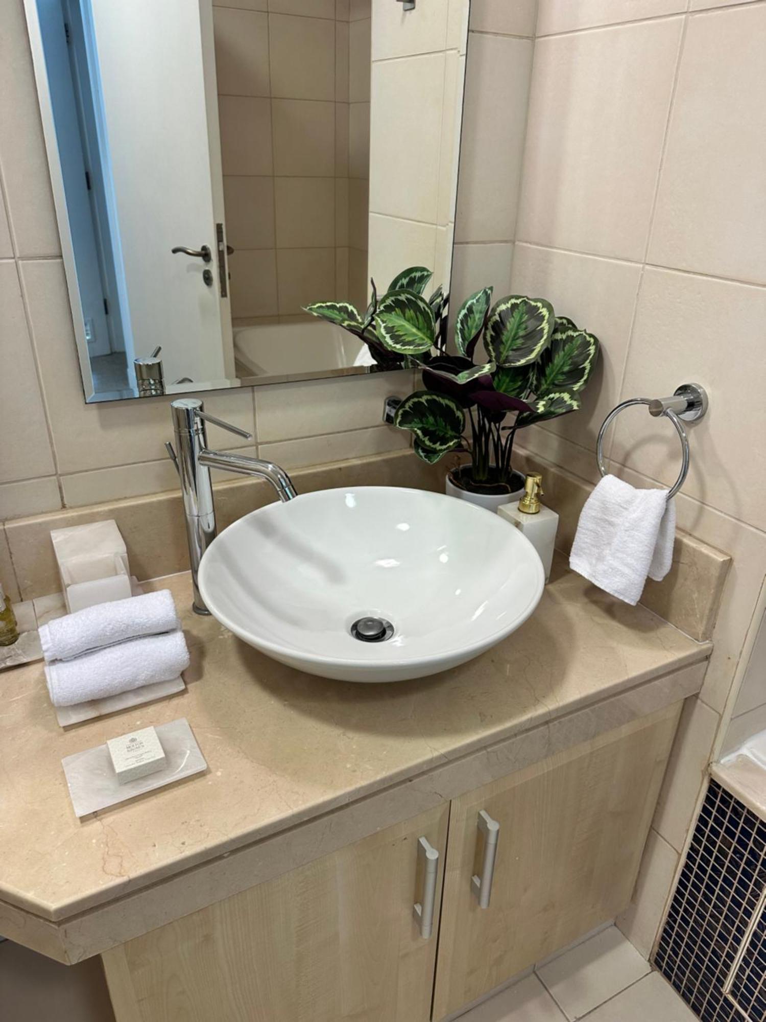 Shoreline Beachfront Apartment With Full Sea View And Pool Palm Jumeirah Dubai