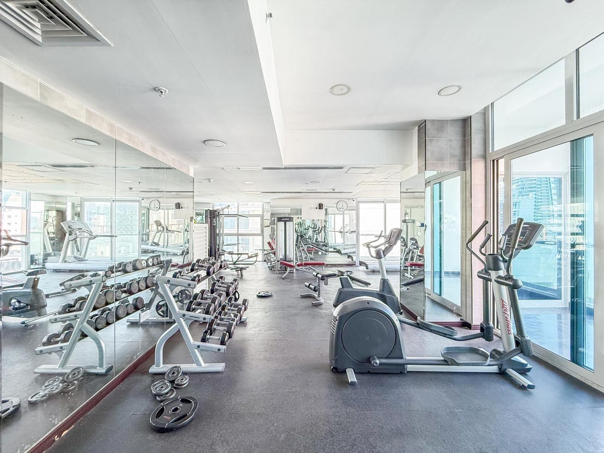 Marina View Haven - Luxurious 3-bedroom In Dec Towers Apartment *