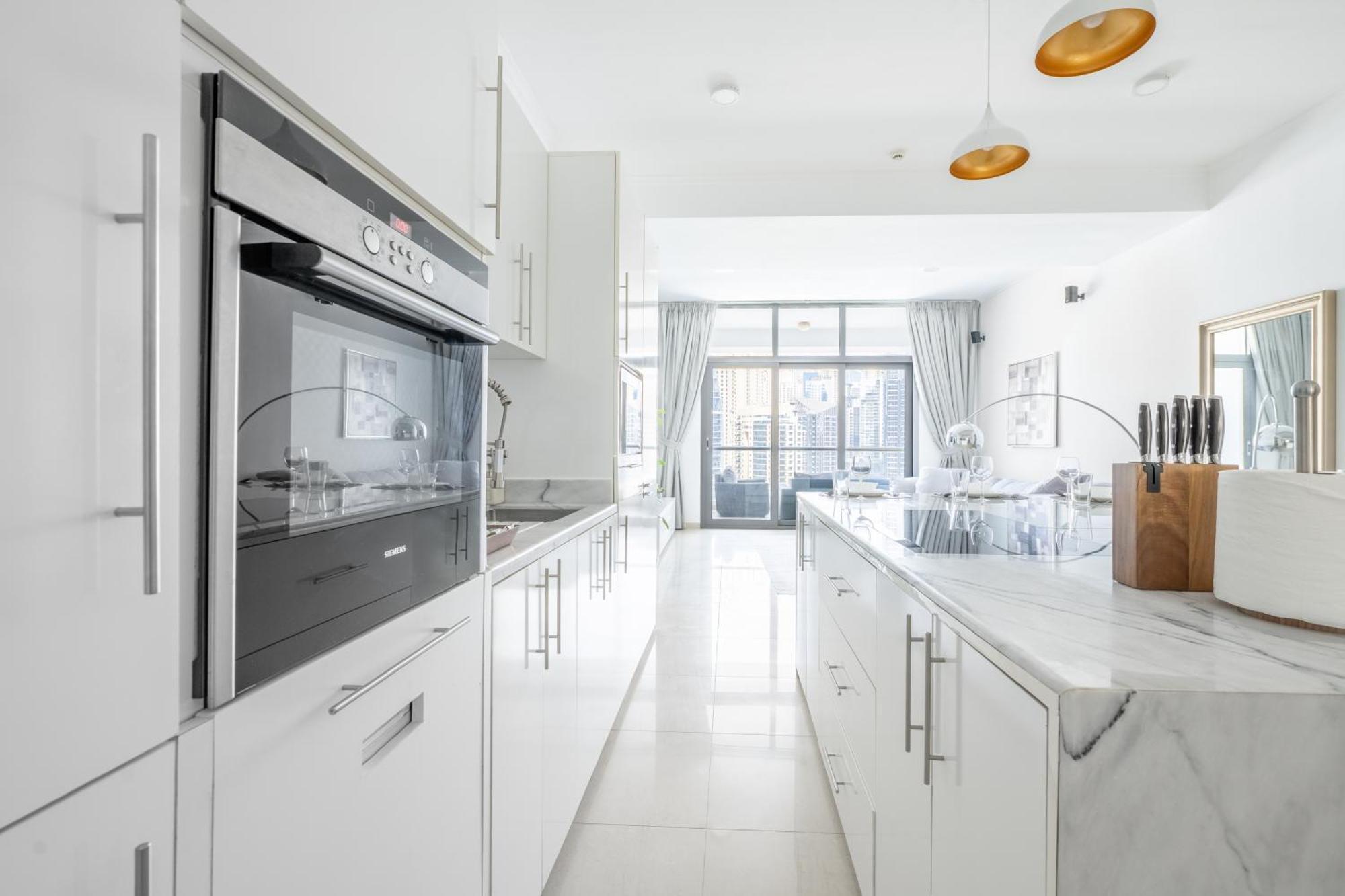 Marina View Haven - Luxurious 3-bedroom In Dec Towers Apartment *