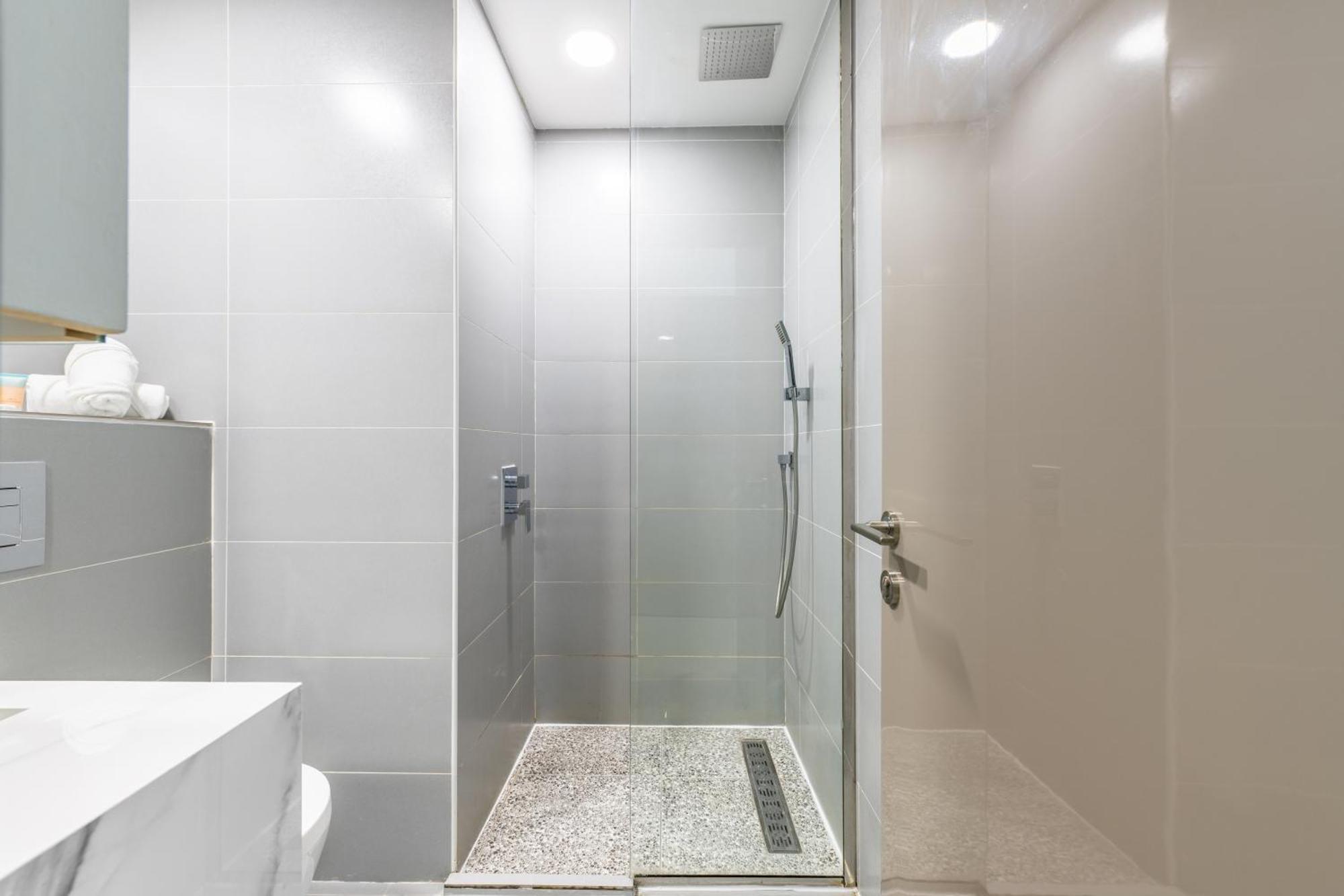 Marina View Haven - Luxurious 3-bedroom In Dec Towers Apartment