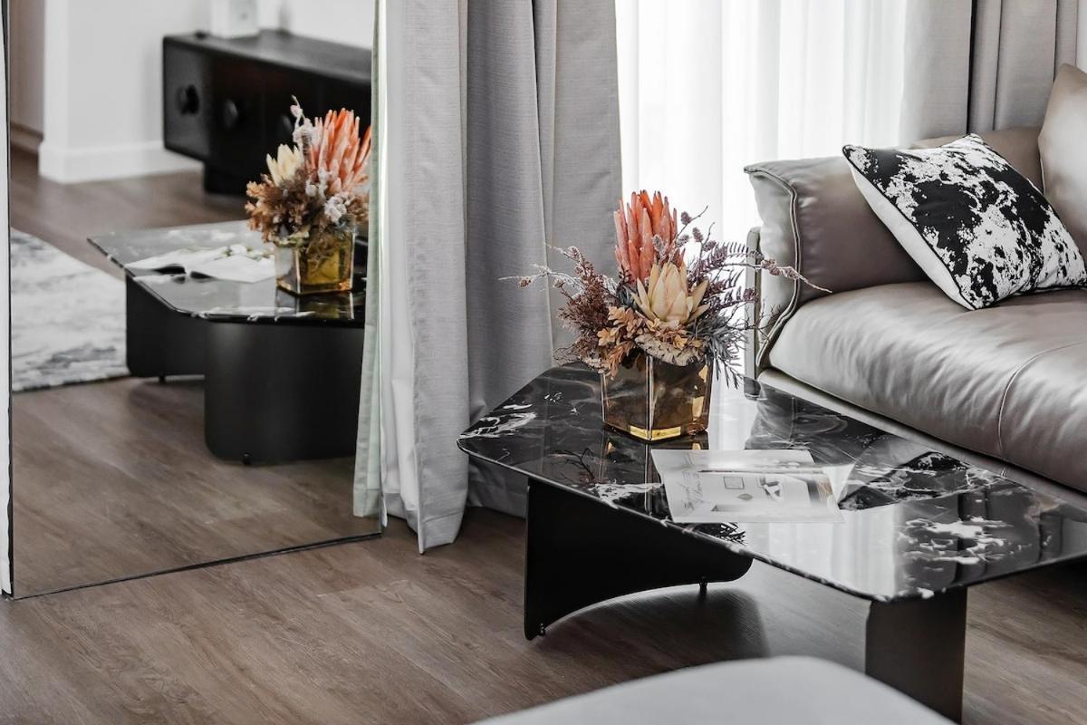 Downtown Boulevard Apartment