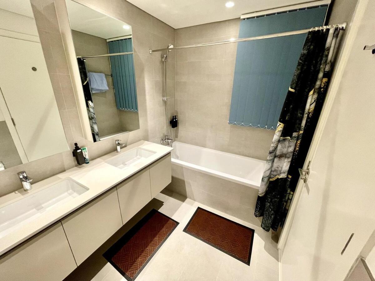 Beachfront Family Entire Unit In Ras Al-khor *