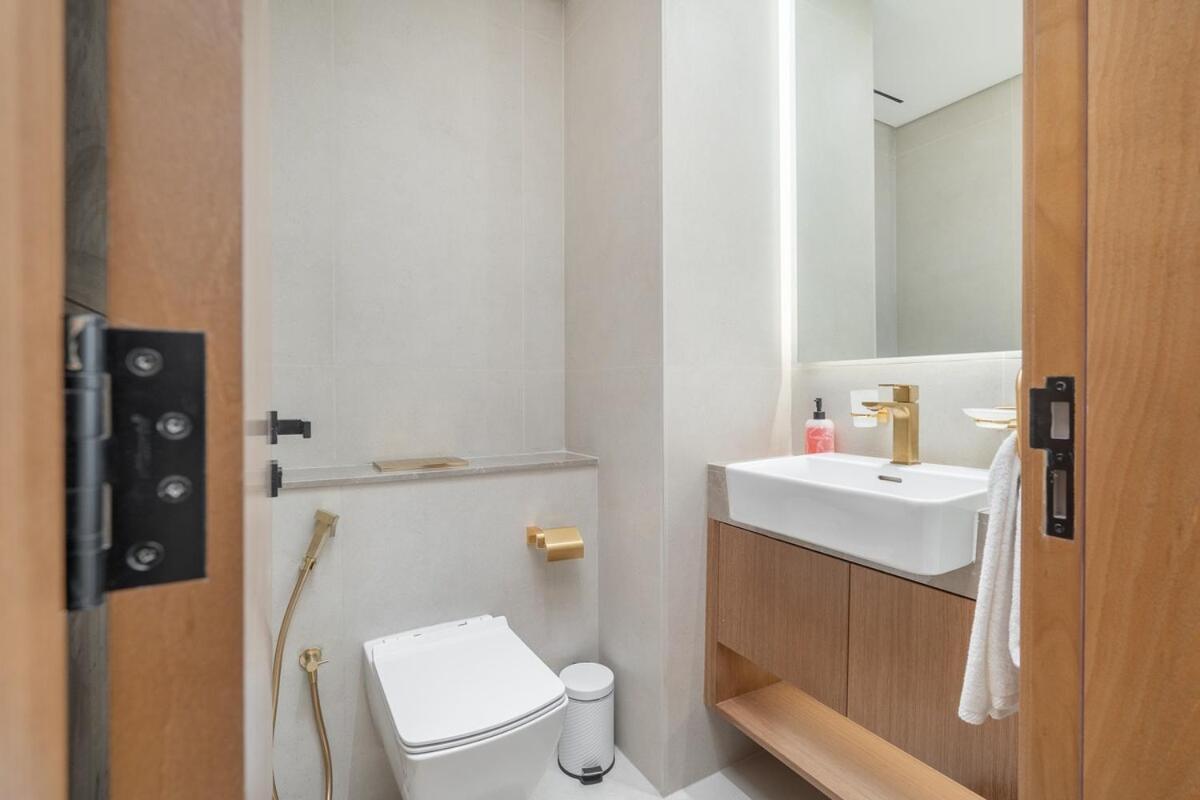 Stylish 1bhk By Czechin Pool & Gym Prime Jvc Apartment