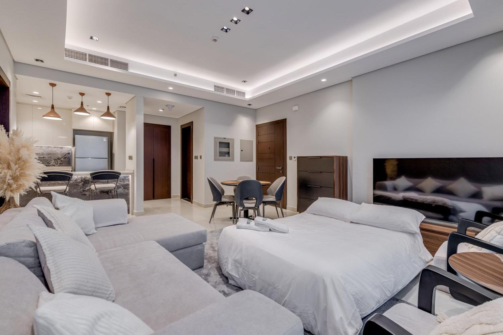 Ramadan Offer!!! Skyline View 1br, King Bed, Bar & Movie Nights Dubai