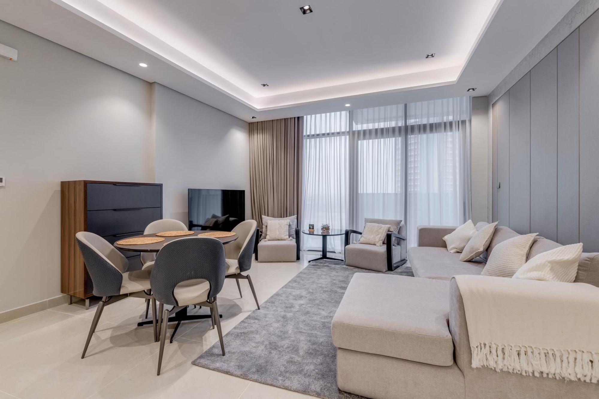 Ramadan Offer!!! Skyline View 1br, King Bed, Bar & Movie Nights Apartment *