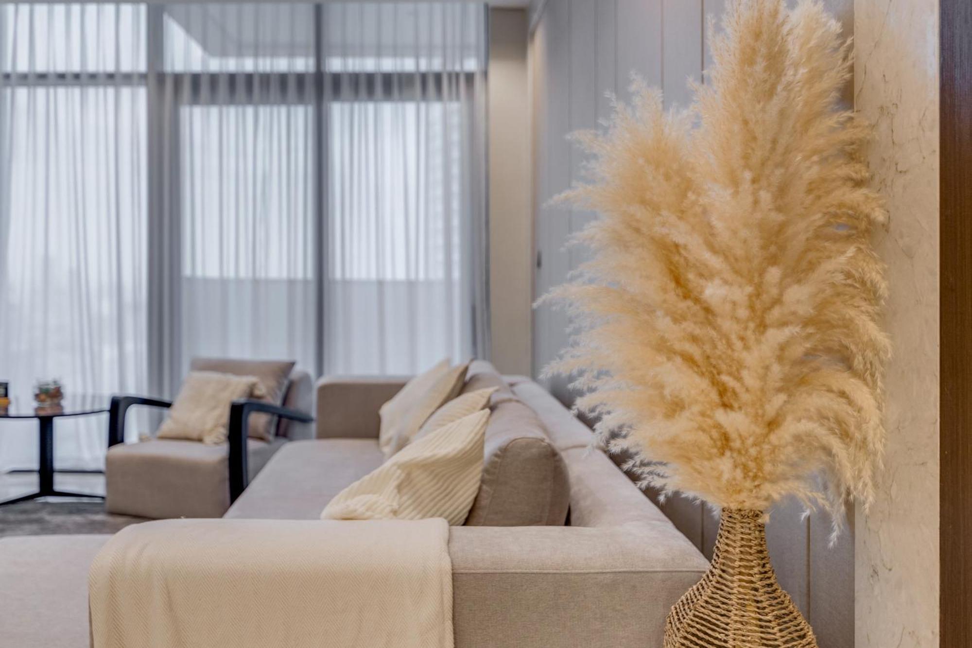 Ramadan Offer!!! Skyline View 1br, King Bed, Bar & Movie Nights Apartment Dubai