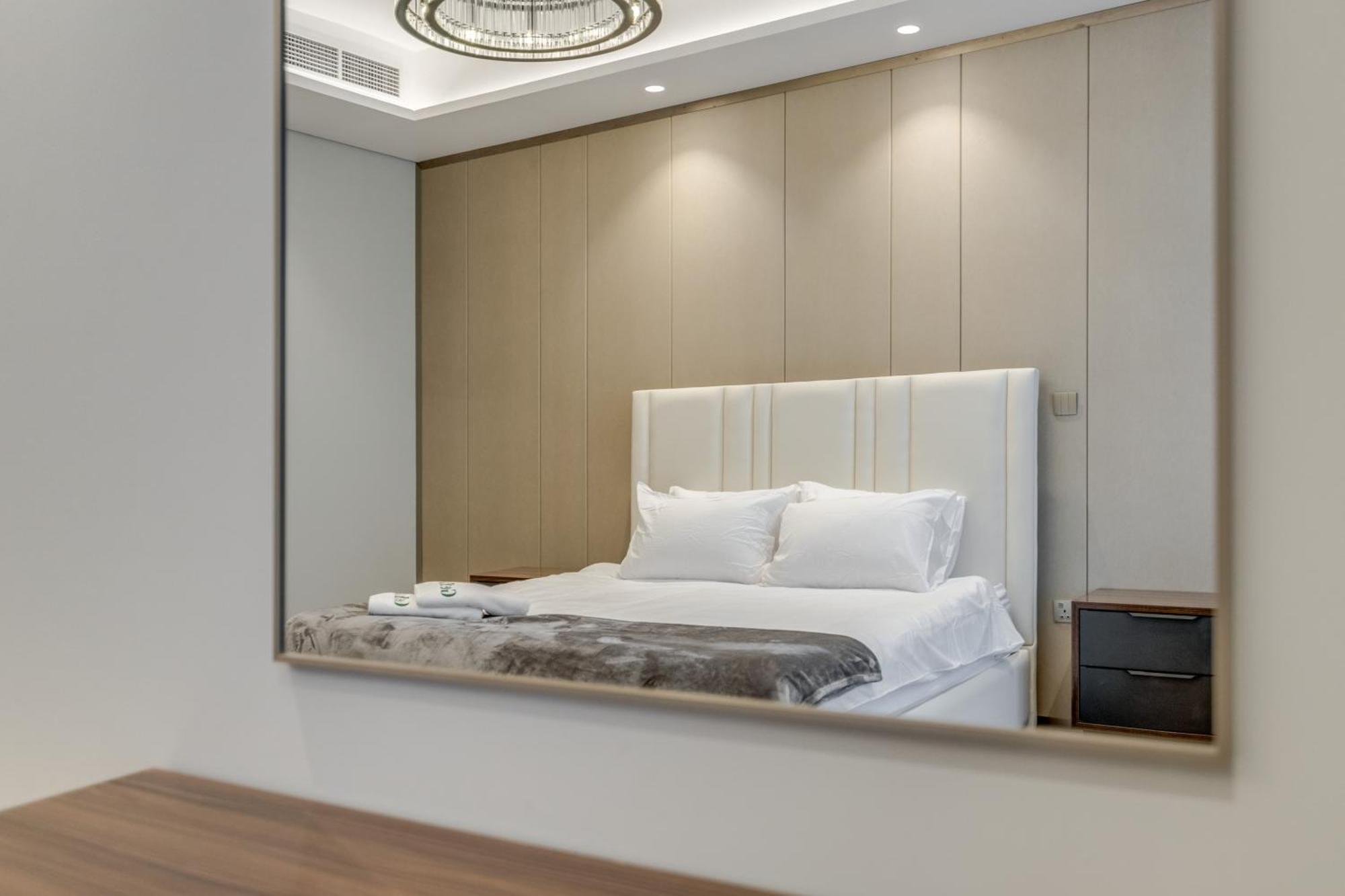 Apartment Ramadan Offer!!! Skyline View 1br, King Bed, Bar & Movie Nights Dubai