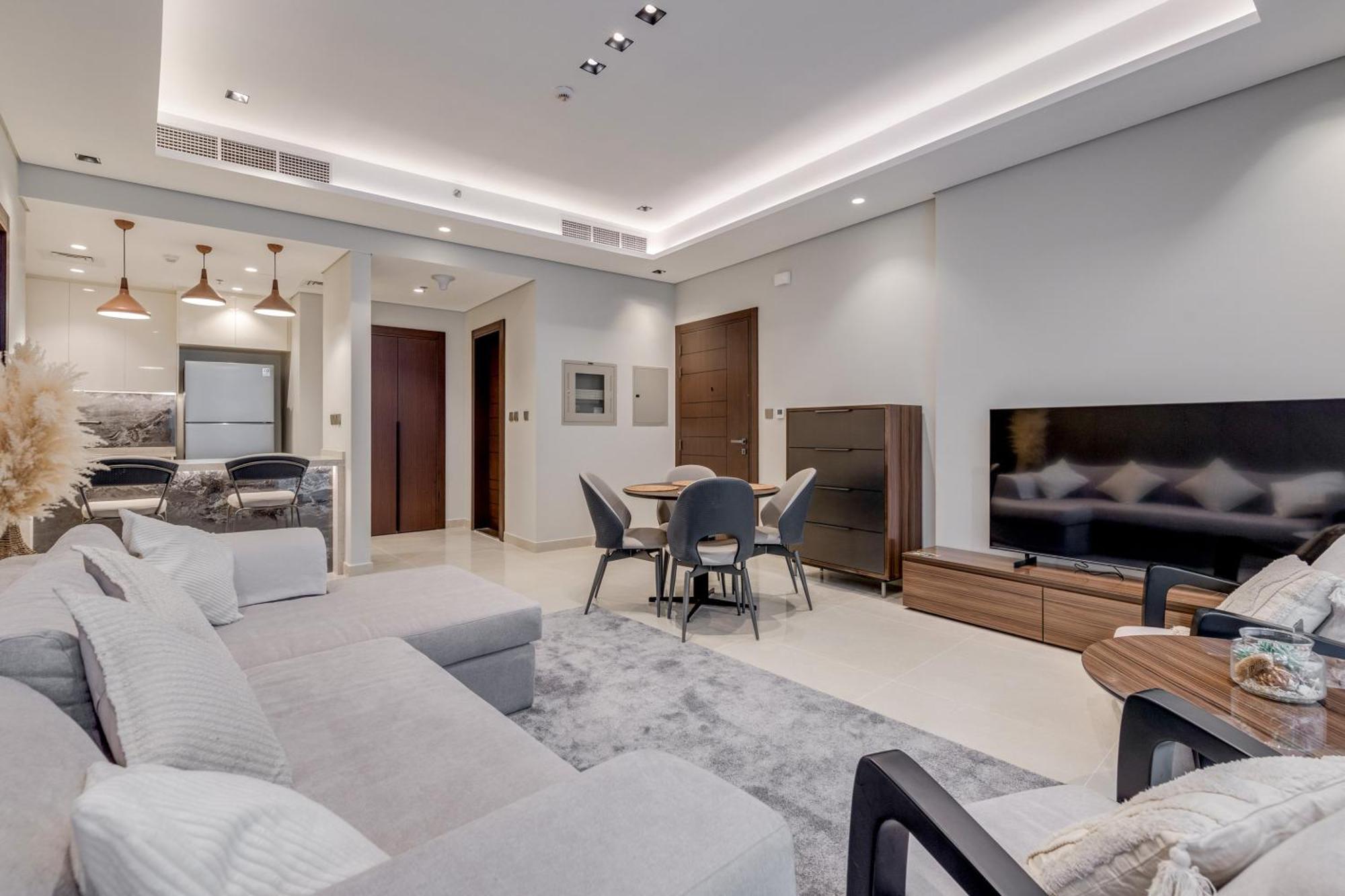 Ramadan Offer!!! Skyline View 1br, King Bed, Bar & Movie Nights Apartment *