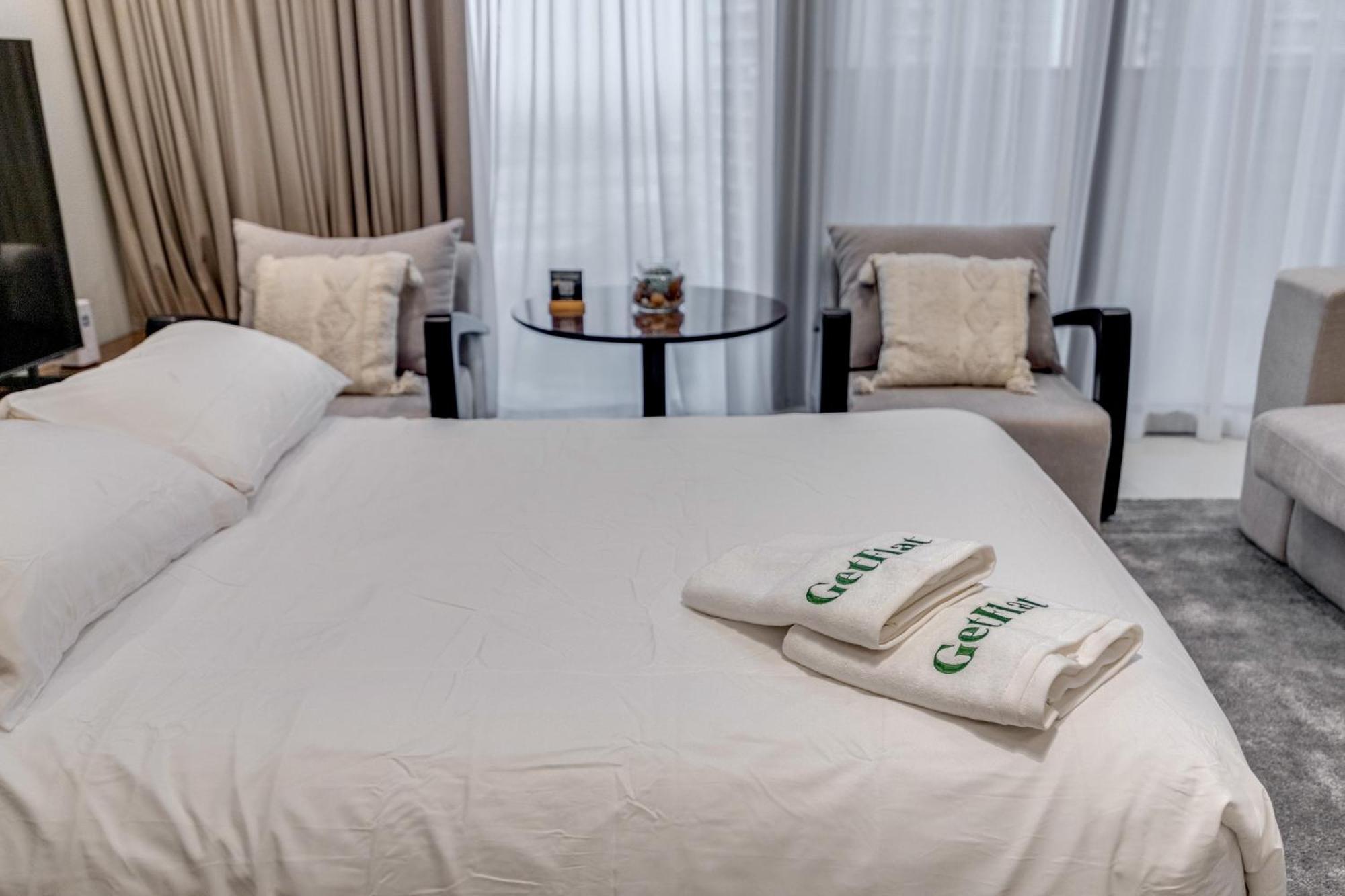 Ramadan Offer!!! Skyline View 1br, King Bed, Bar & Movie Nights Apartment *
