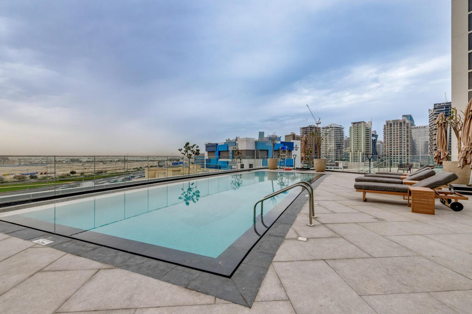 Ramadan Offer!!! Skyline View 1br, King Bed, Bar & Movie Nights *
