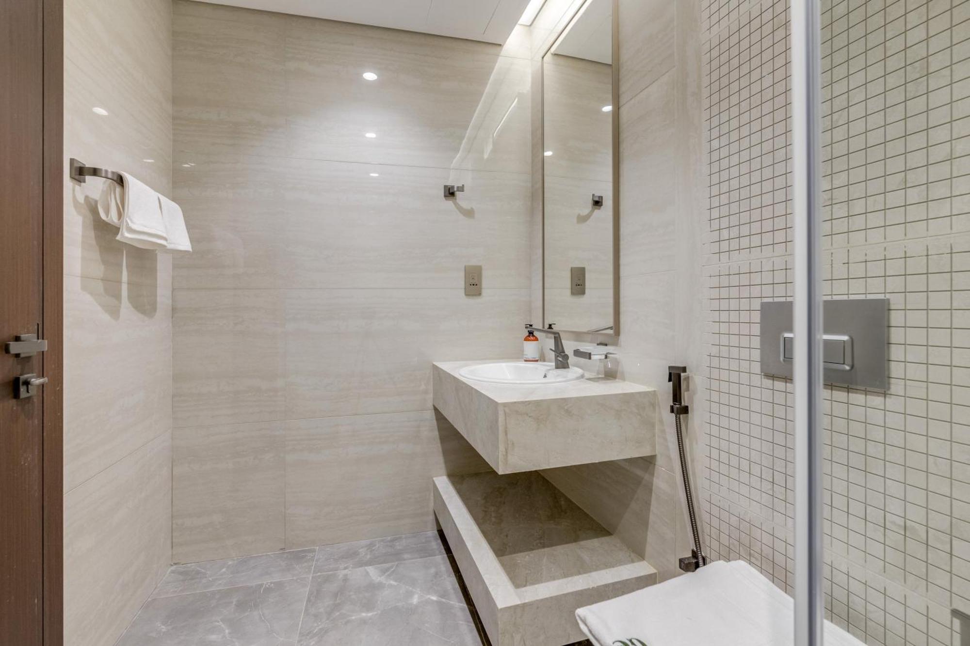 Ramadan Offer!!! Skyline View 1br, King Bed, Bar & Movie Nights Apartment Dubai