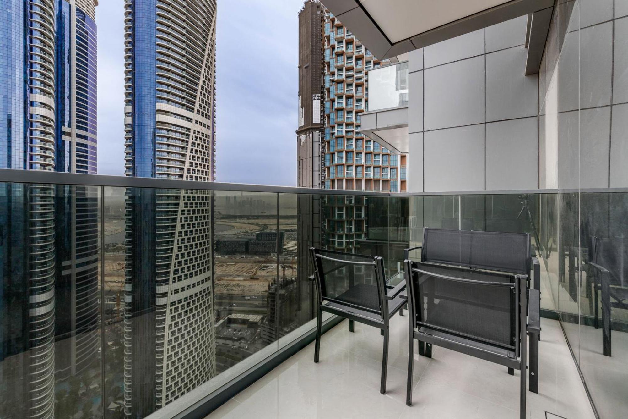 Ramadan Offer!!! Skyline View 1br, King Bed, Bar & Movie Nights * Dubai