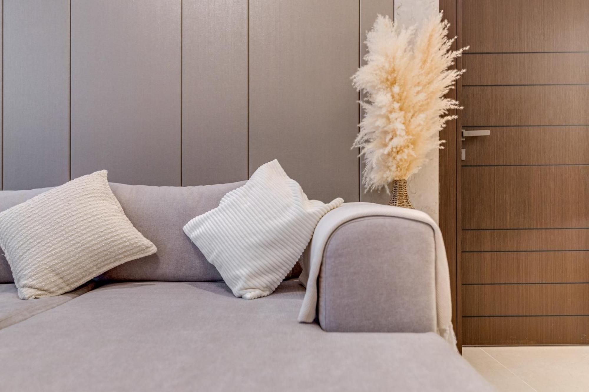 Ramadan Offer!!! Skyline View 1br, King Bed, Bar & Movie Nights Apartment *