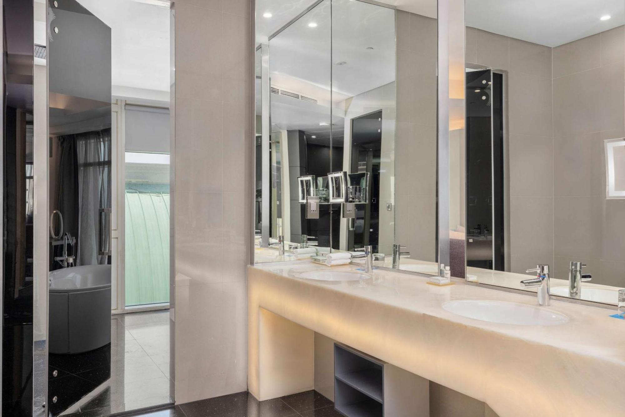 V Dubai, Curio Collection By Hilton