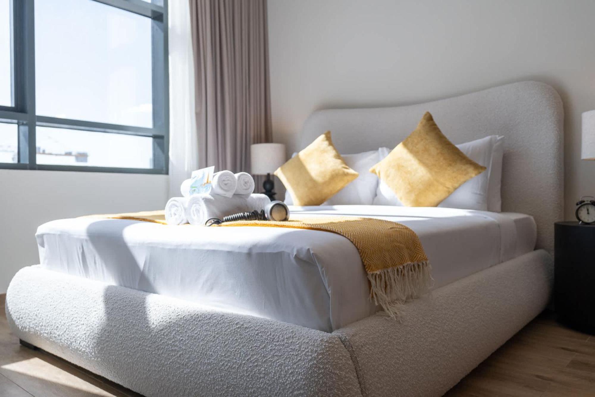 Mesmerizing Located In The Center Of Jvc Daire