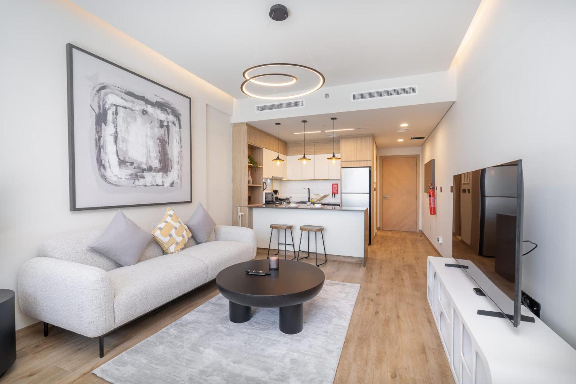 Mesmerizing Located In The Center Of Jvc Daire *