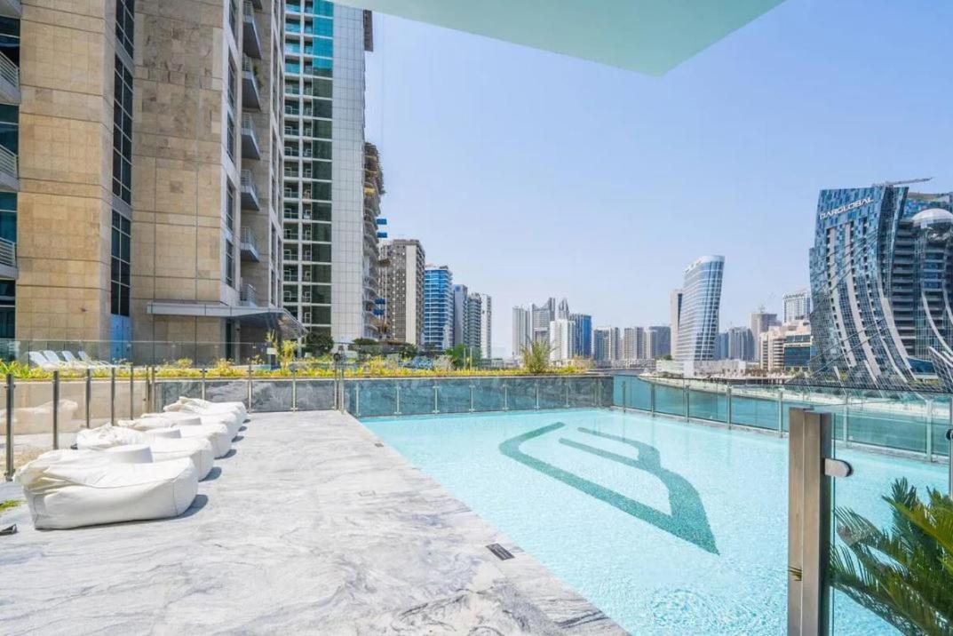 Luxurious One Bed Near Mall With Burj And Canal View Dubai