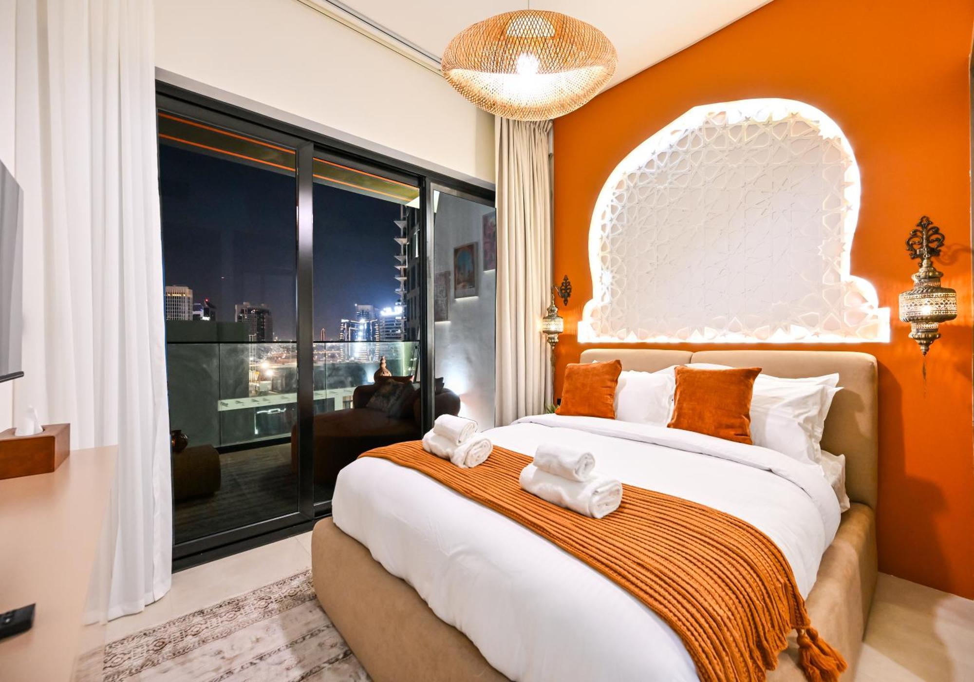 Luxurious One Bed Near Mall With Burj And Canal View