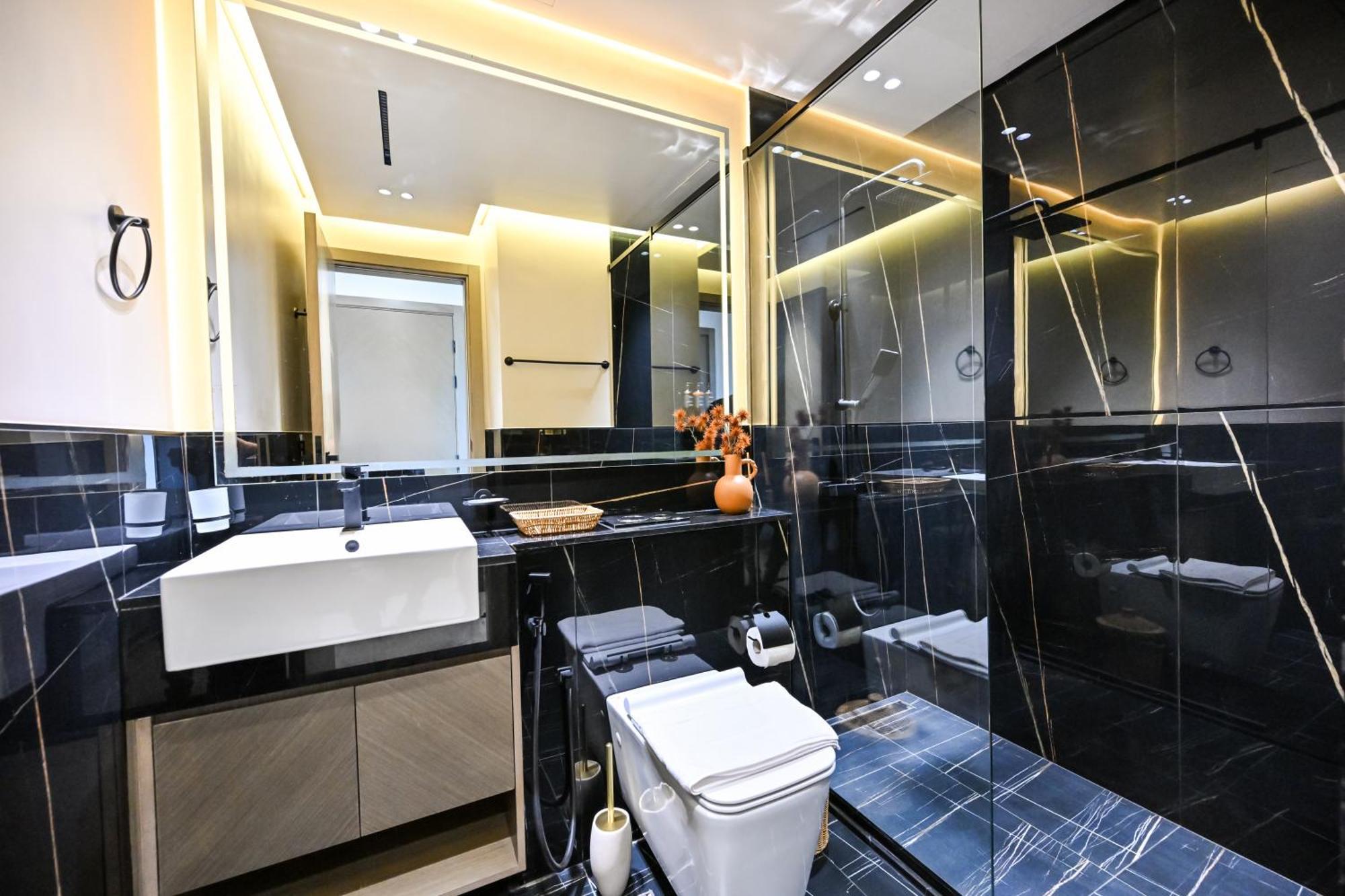 Luxurious One Bed Near Mall With Burj And Canal View