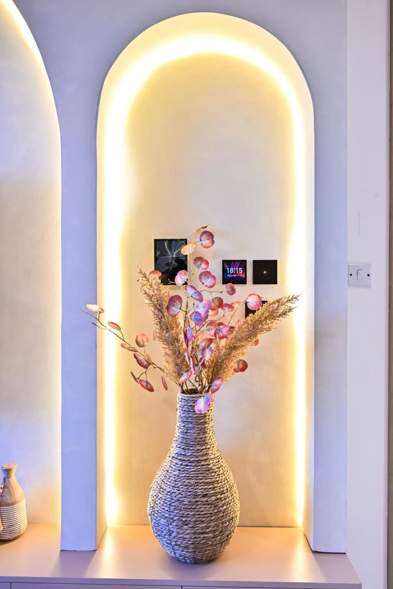 Luxurious One Bed Near Mall With Burj And Canal View Dubai