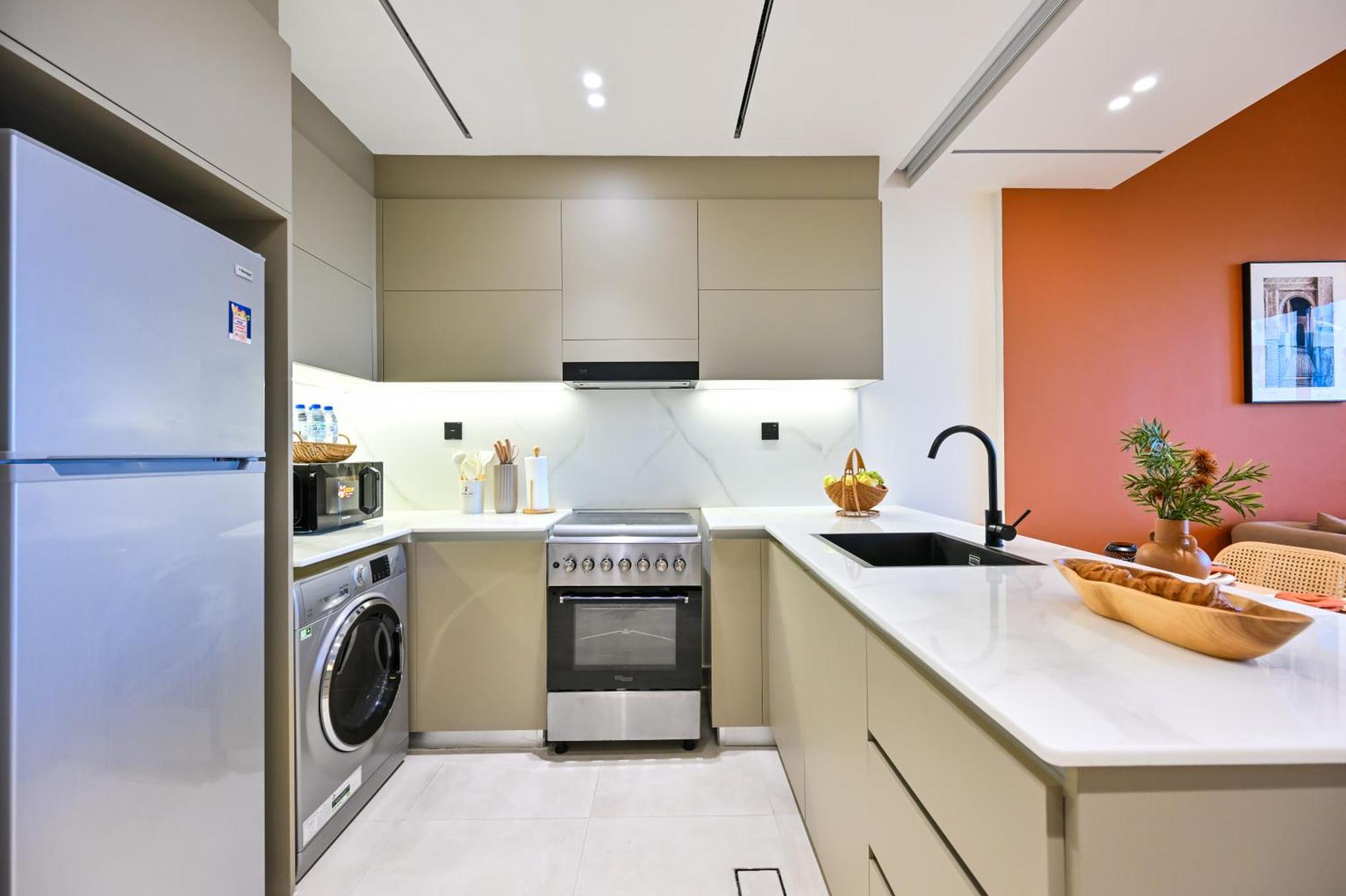 Luxurious One Bed Near Mall With Burj And Canal View Dubai