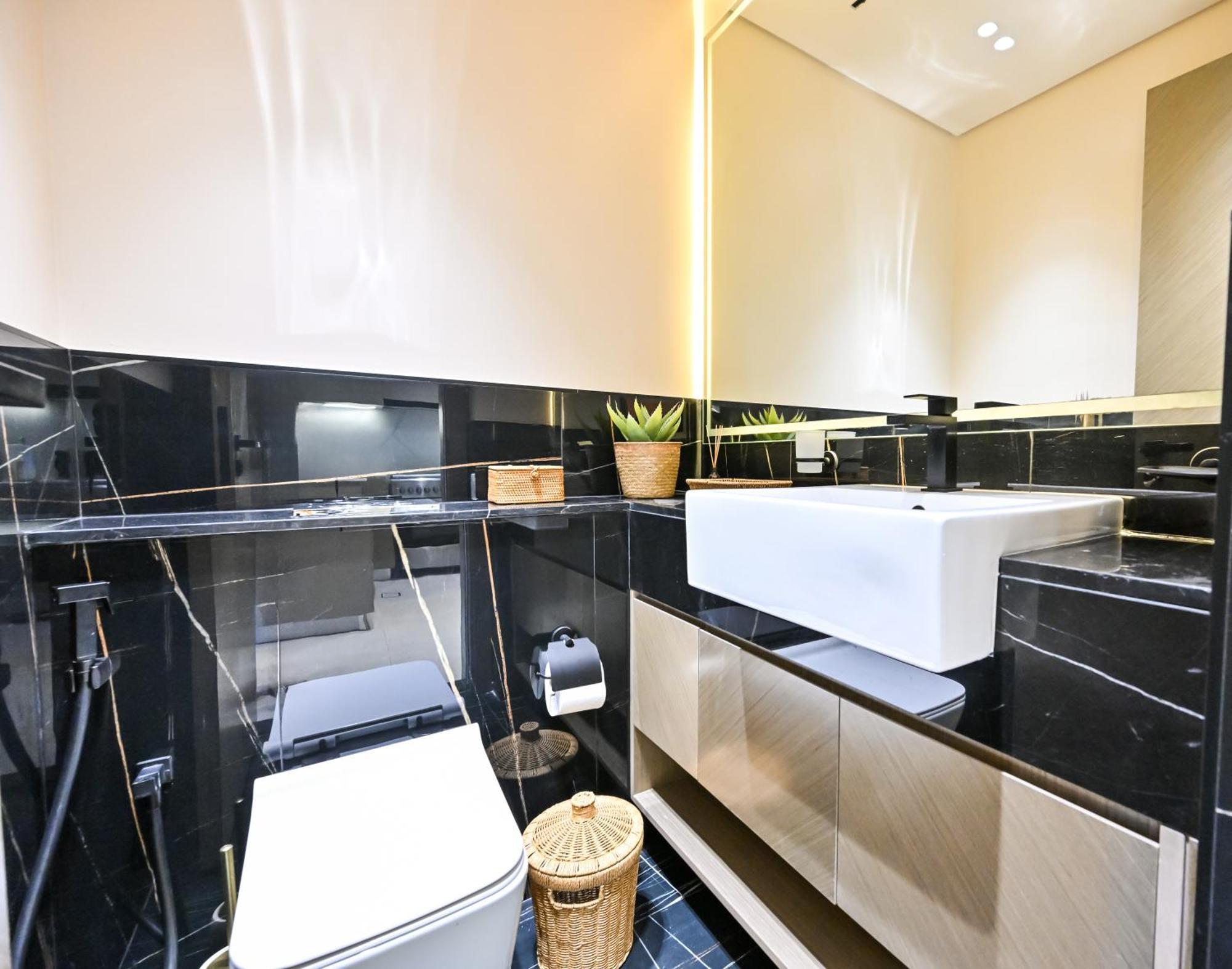 Luxurious One Bed Near Mall With Burj And Canal View *