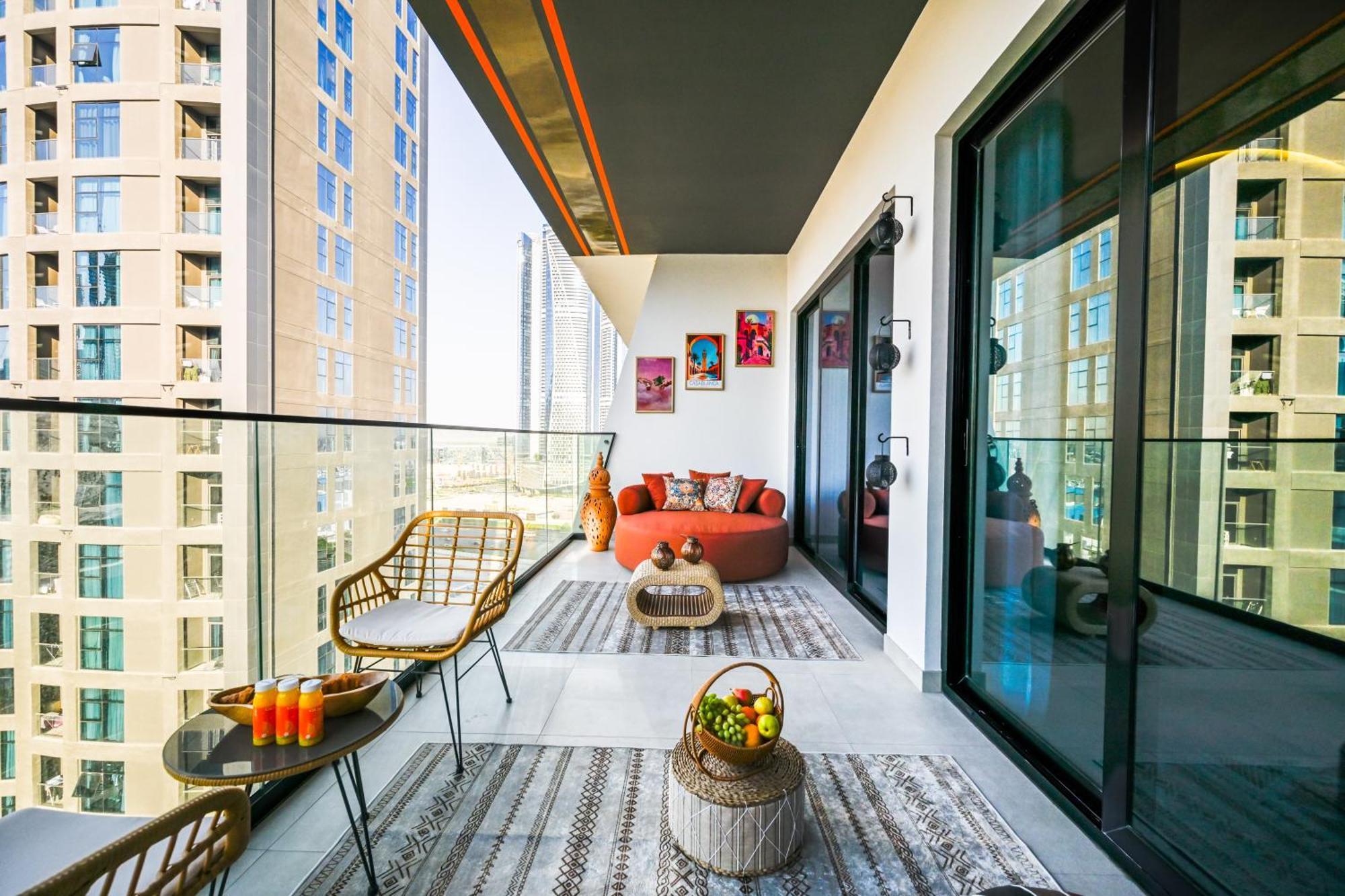 Luxurious One Bed Near Mall With Burj And Canal View Dubai