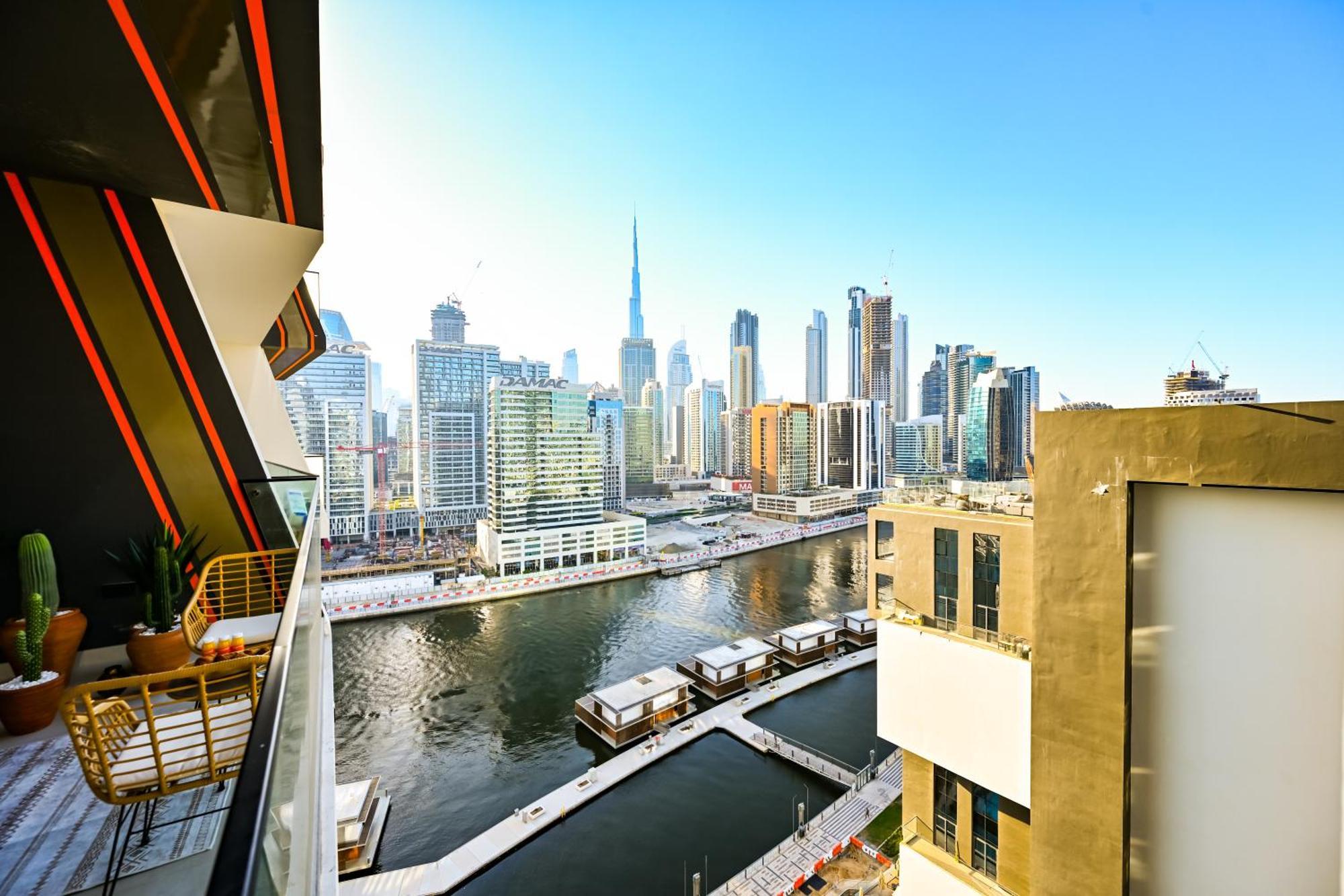 Luxurious One Bed Near Mall With Burj And Canal View Dubai