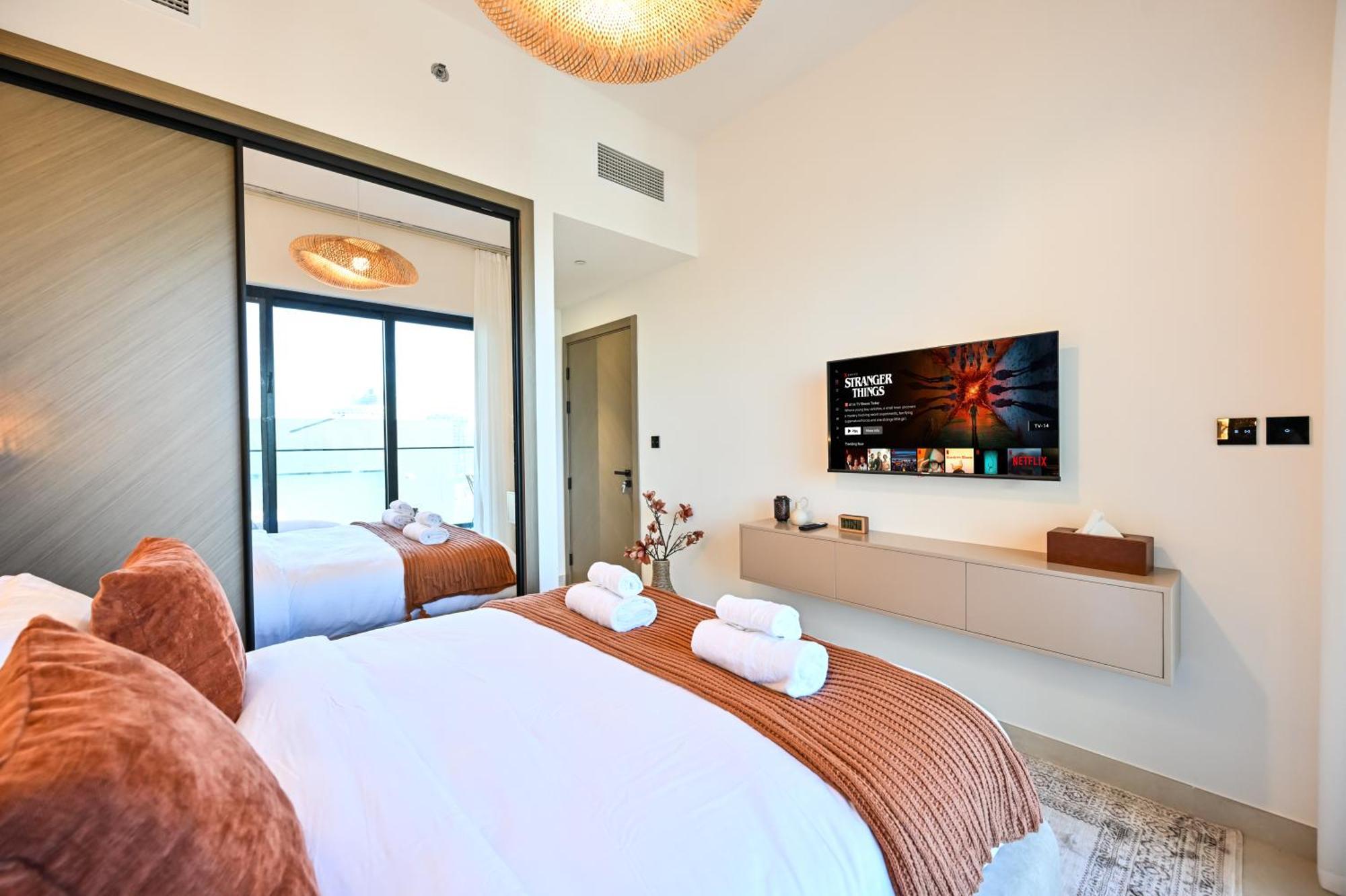 Apartment Luxurious One Bed Near Mall With Burj And Canal View Dubai