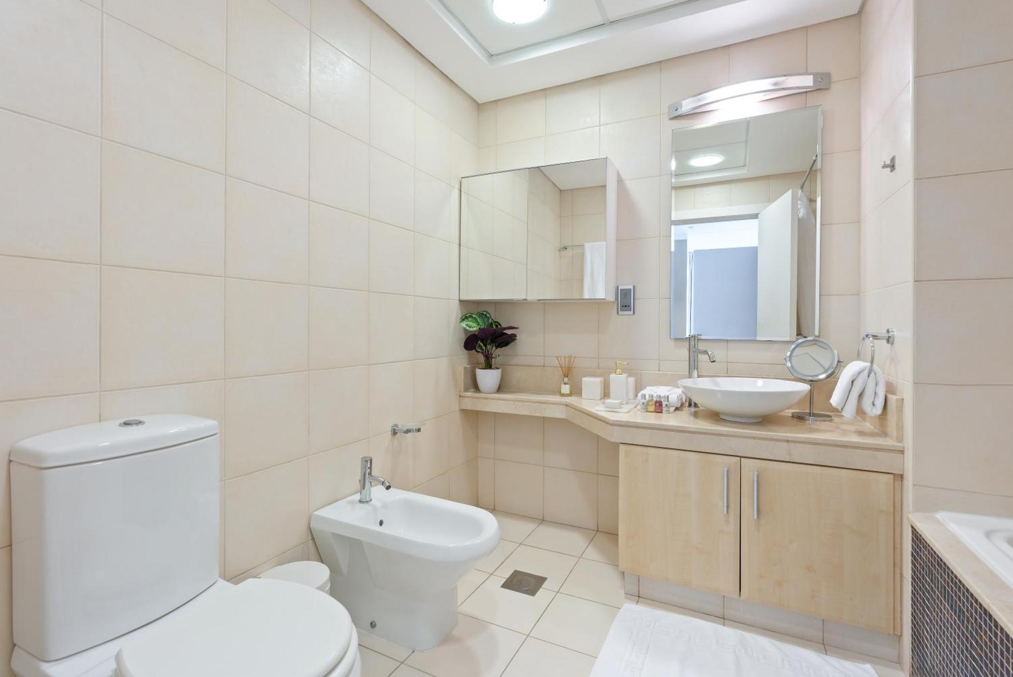 Shoreline Beachfront Apartment With Full Sea View And Pool Palm Jumeirah *