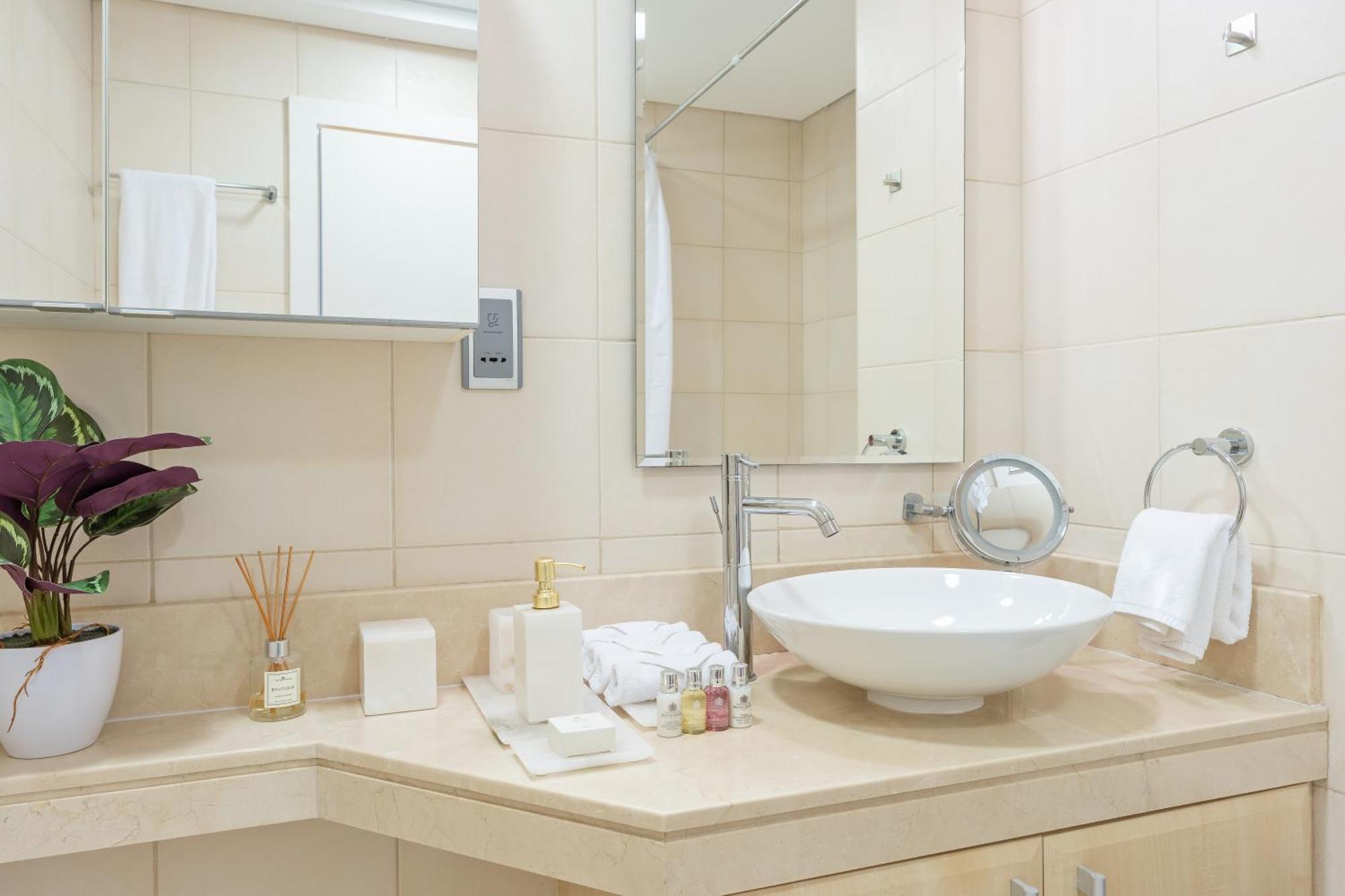 Shoreline Beachfront Apartment With Full Sea View And Pool Palm Jumeirah