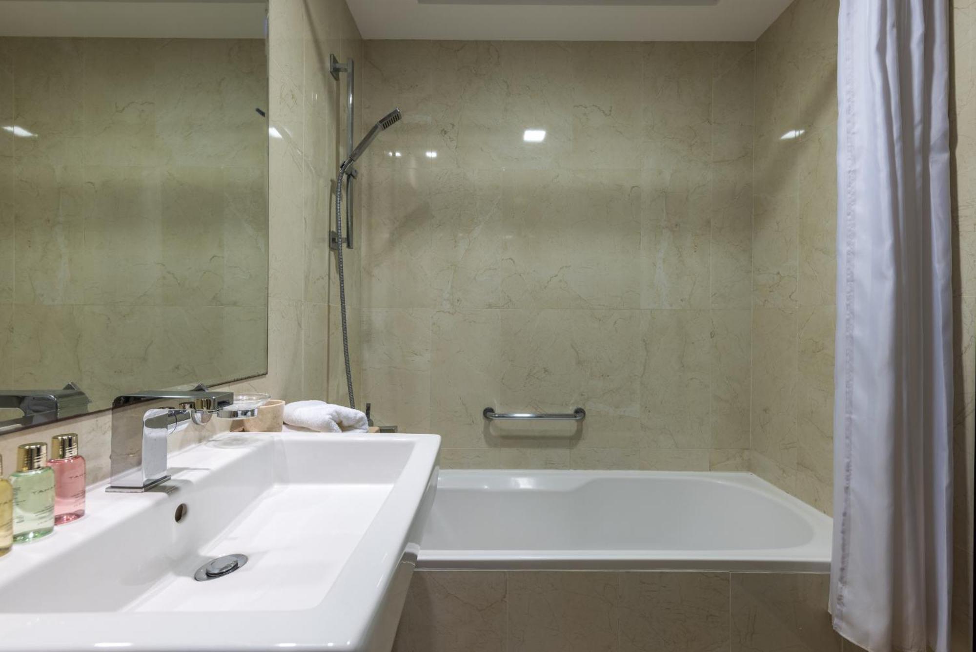 Vayk - Spacious One Bedroom Dubai