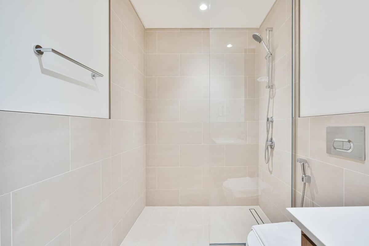 Apartment Elegant 1br With Pool, Gym Access And Kid's Play Area *
