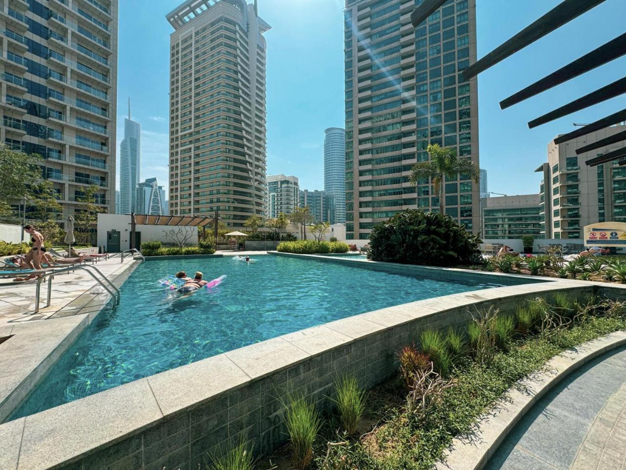 Waterfront Studio, Perfectly Located In Marina Apartment
