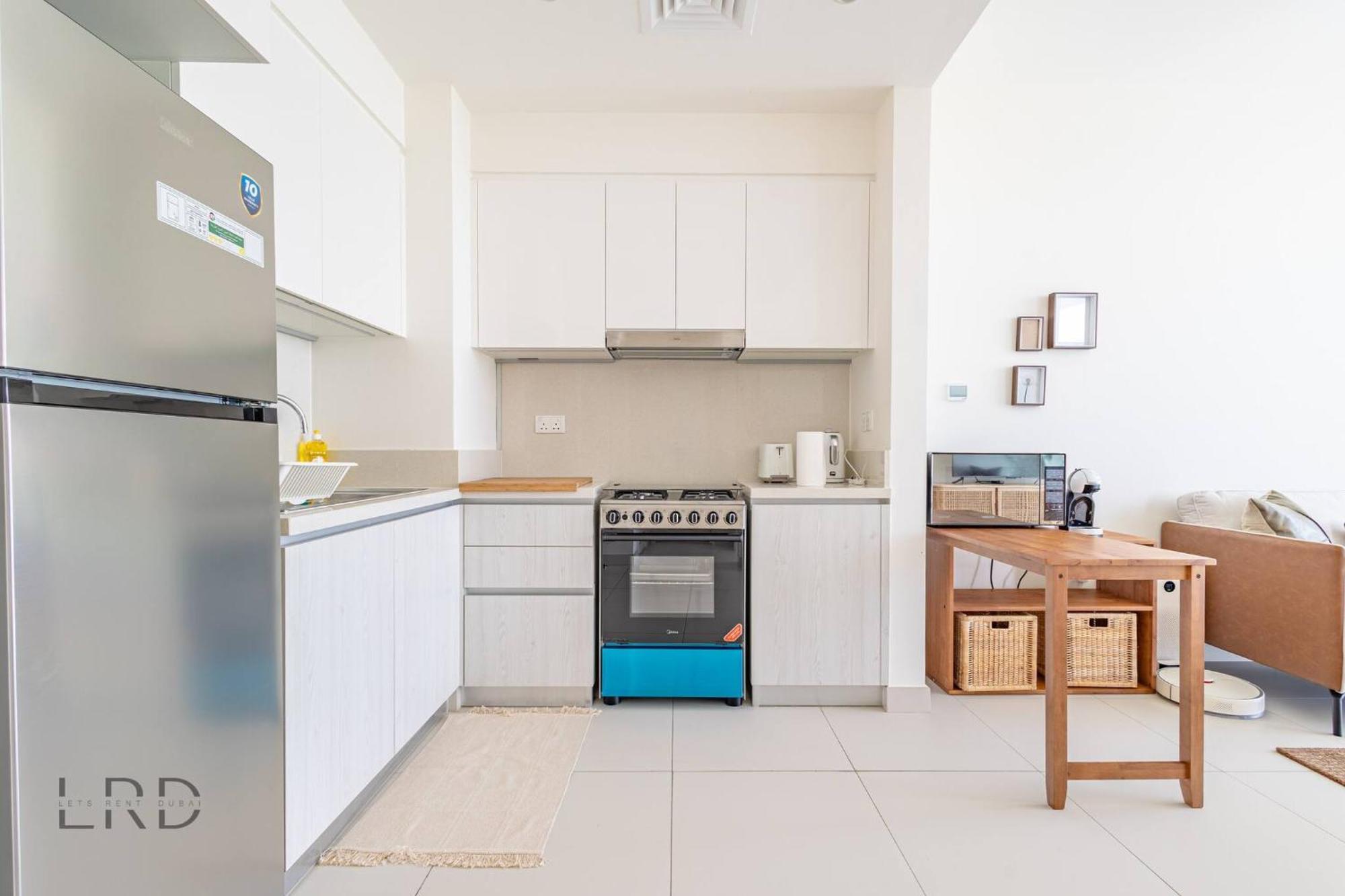 Modern & Vibrant 1br Hills Apartment Dubai