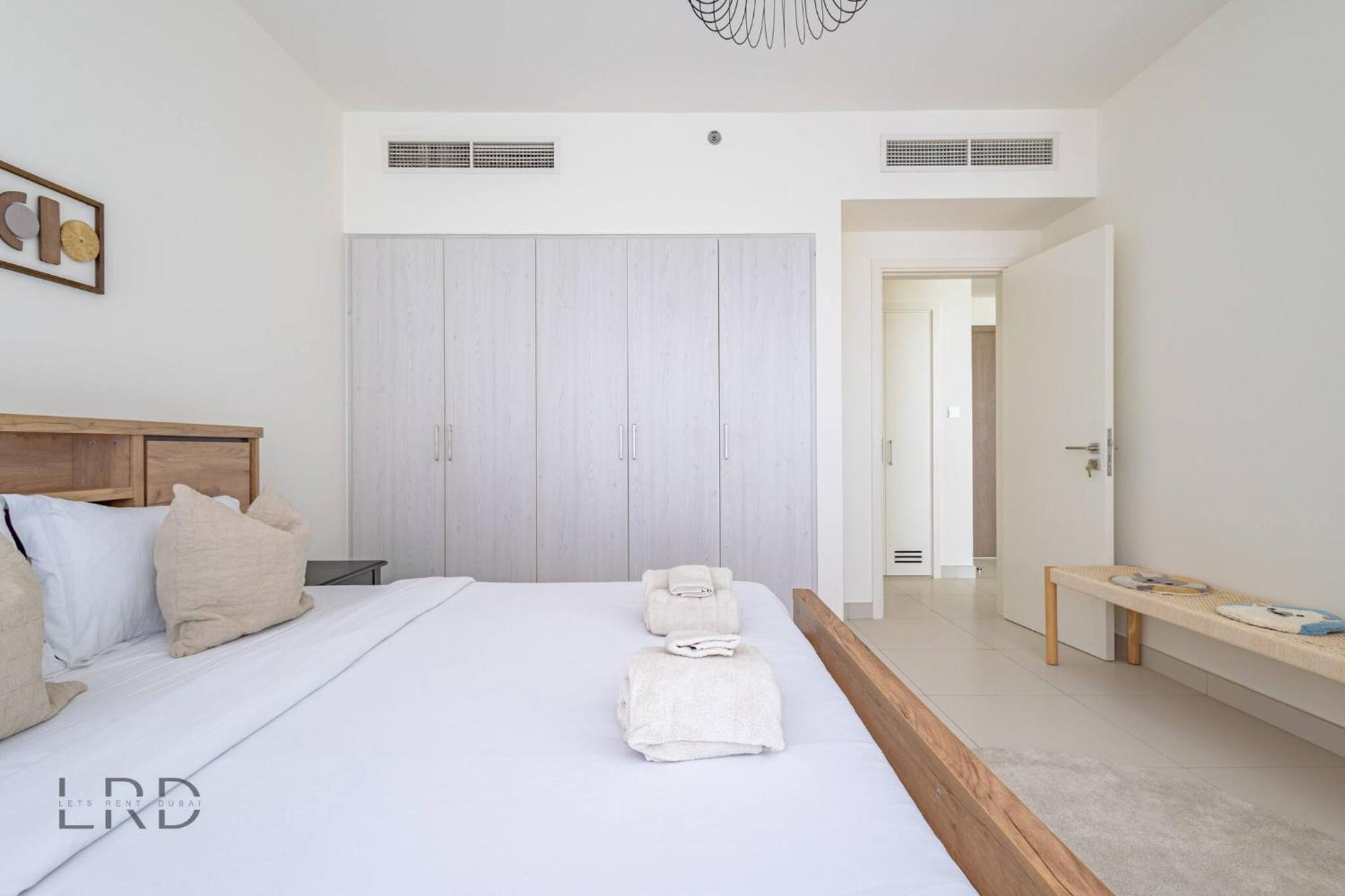 Modern & Vibrant 1br Hills Apartment Dubai
