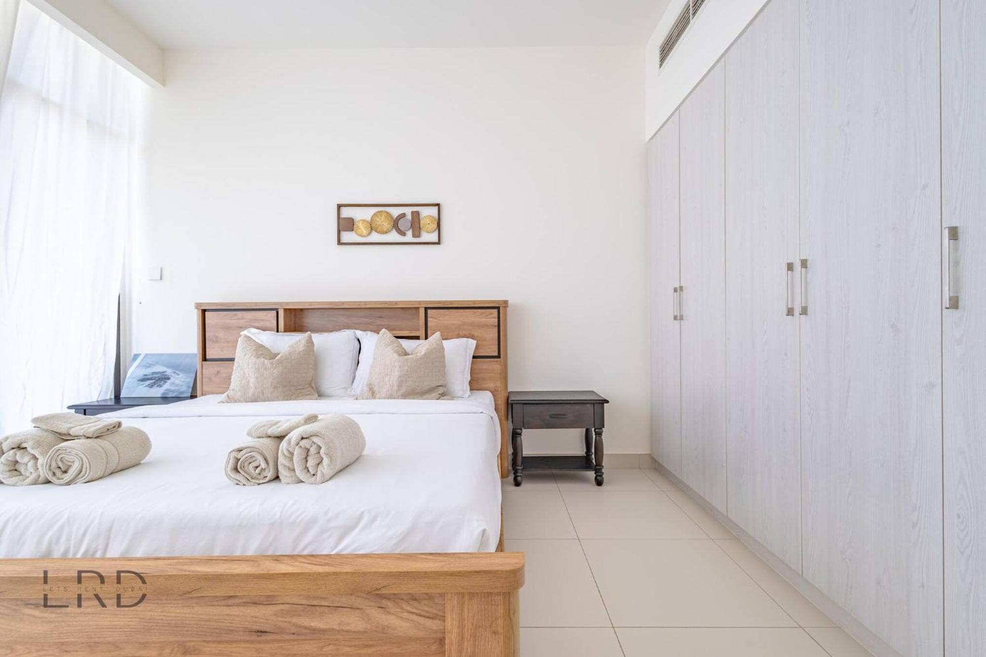 Modern & Vibrant 1br Hills