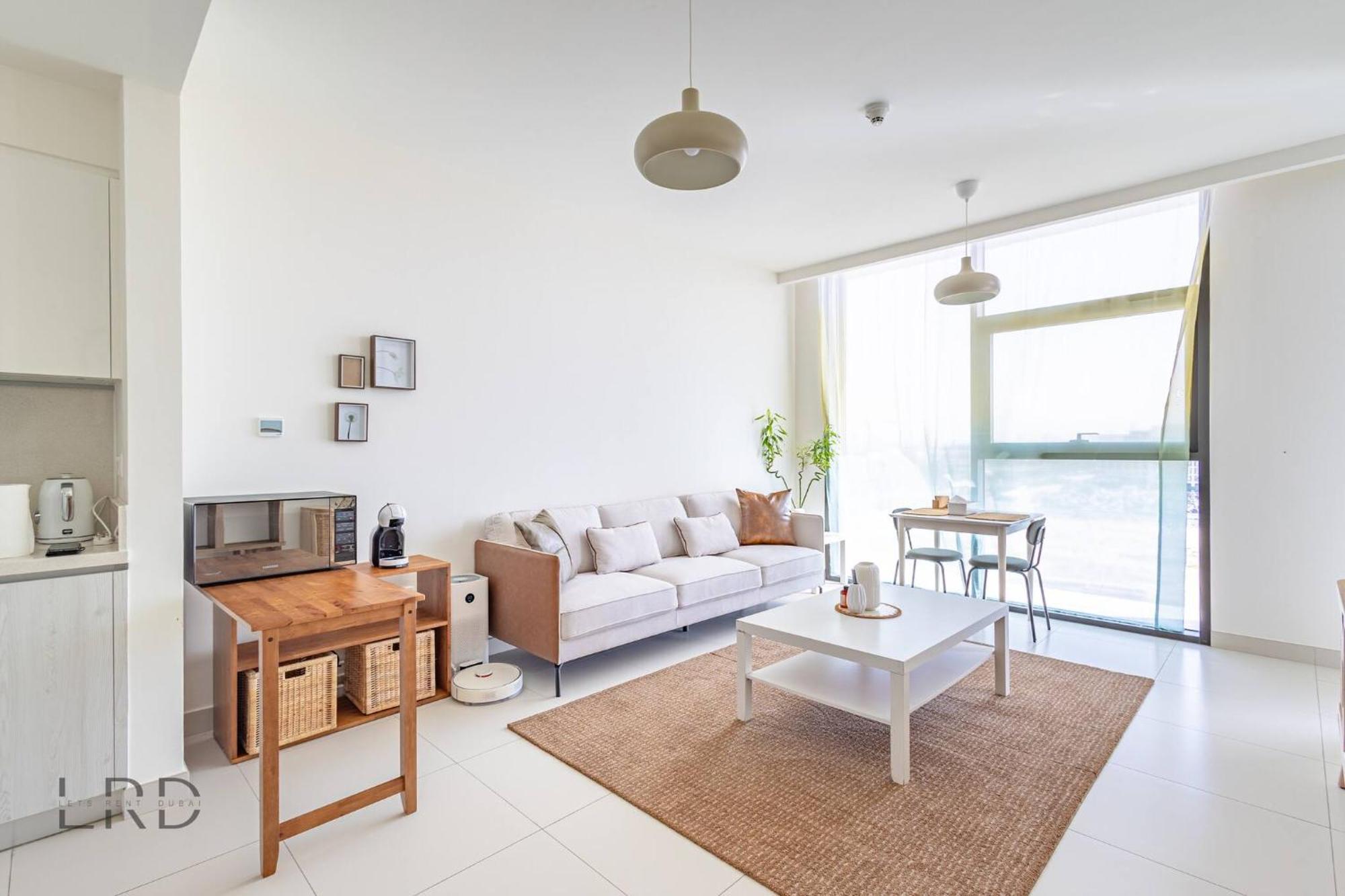 Modern & Vibrant 1br Hills * Dubai