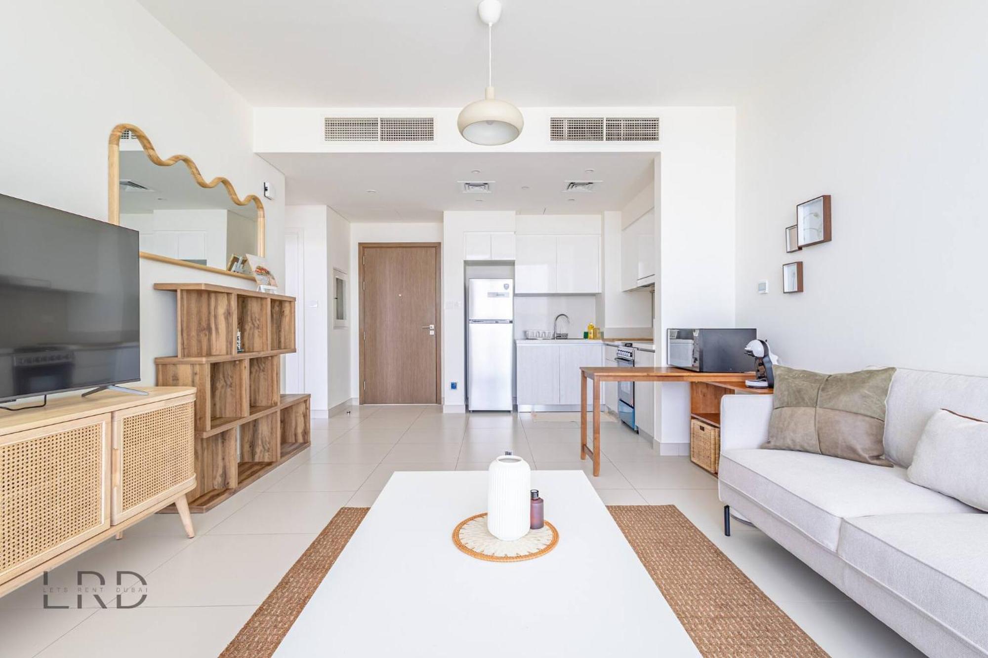 Modern & Vibrant 1br Hills Apartment Dubai