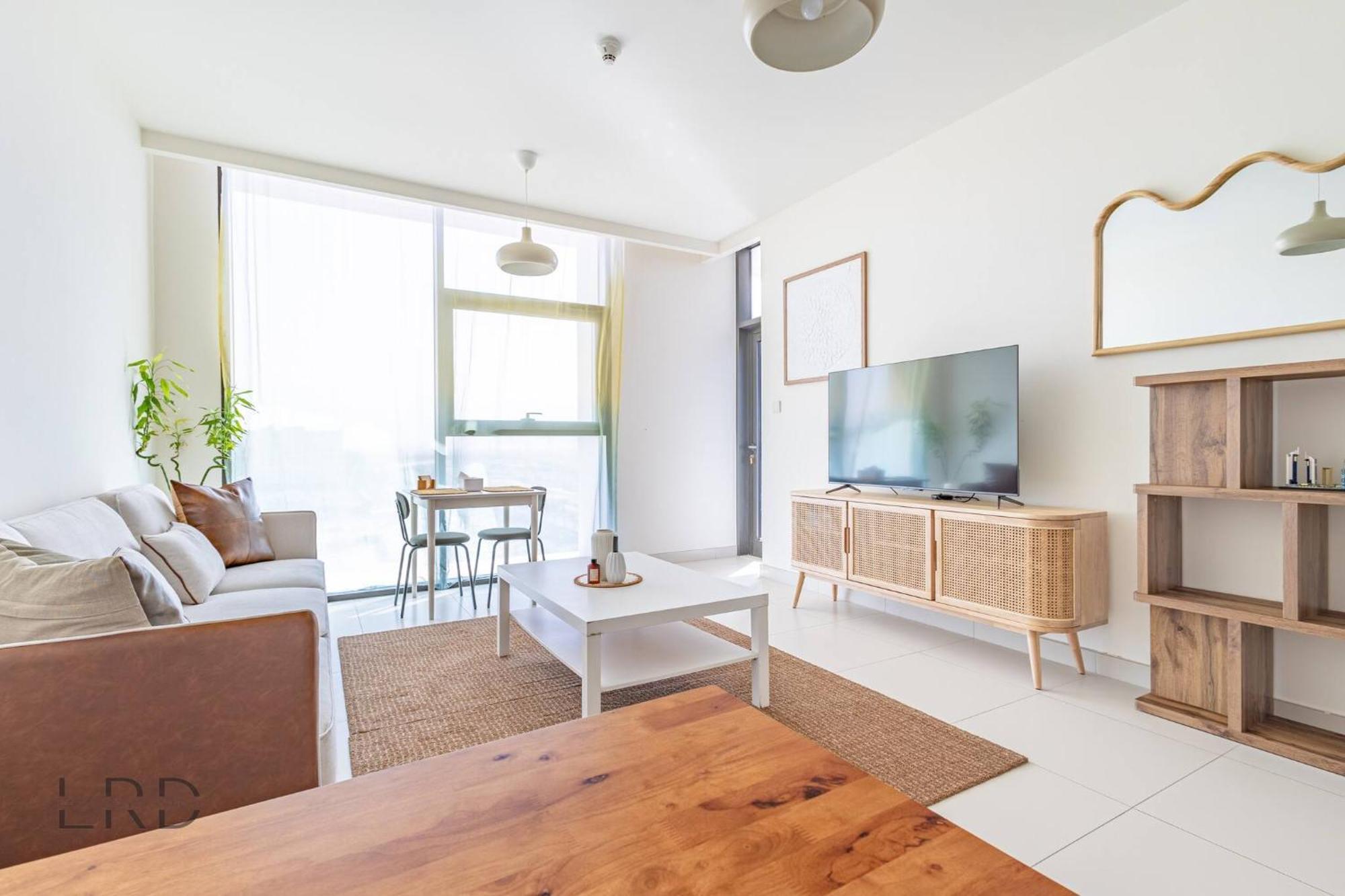 Modern & Vibrant 1br Hills Dubai