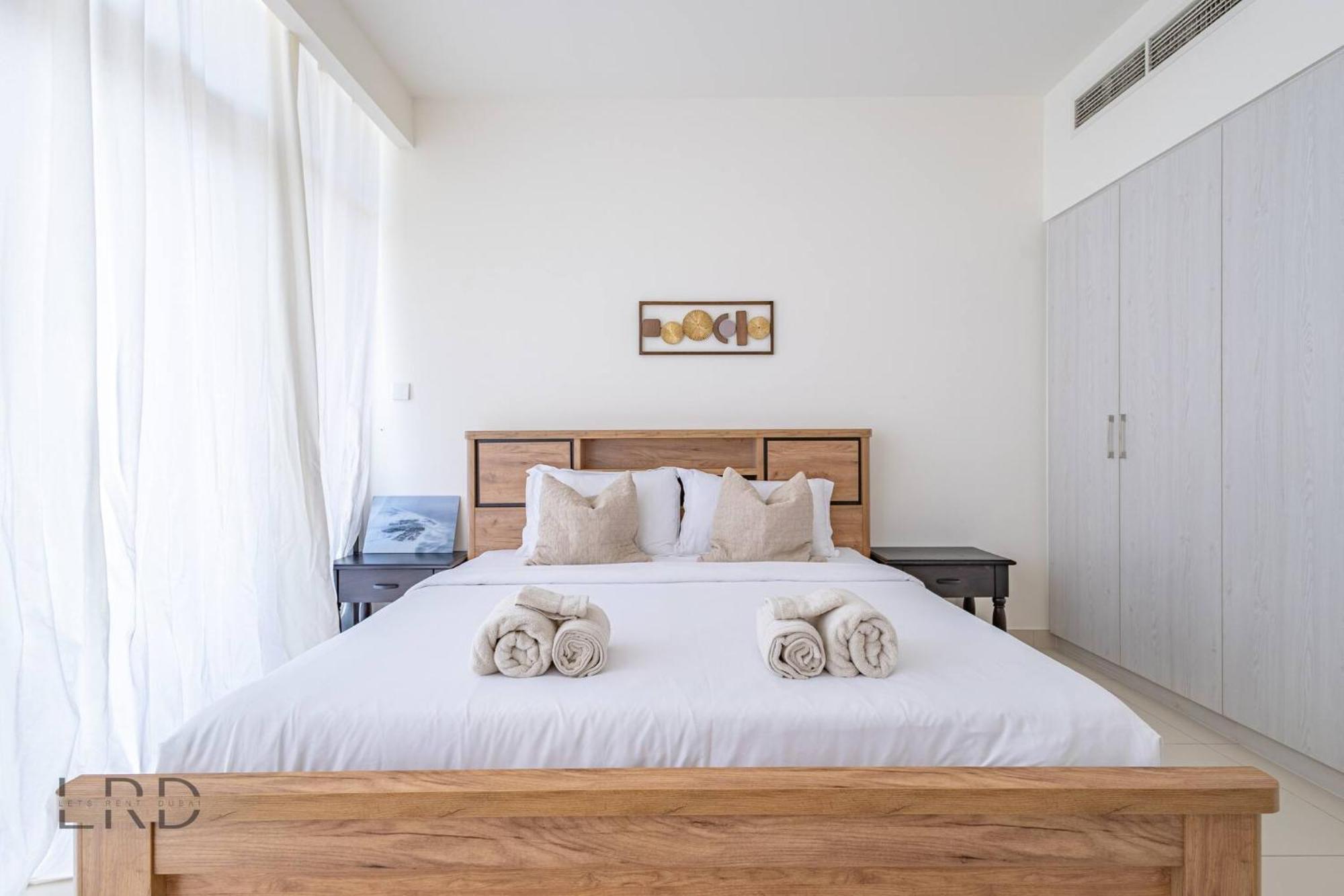 Modern & Vibrant 1br Hills