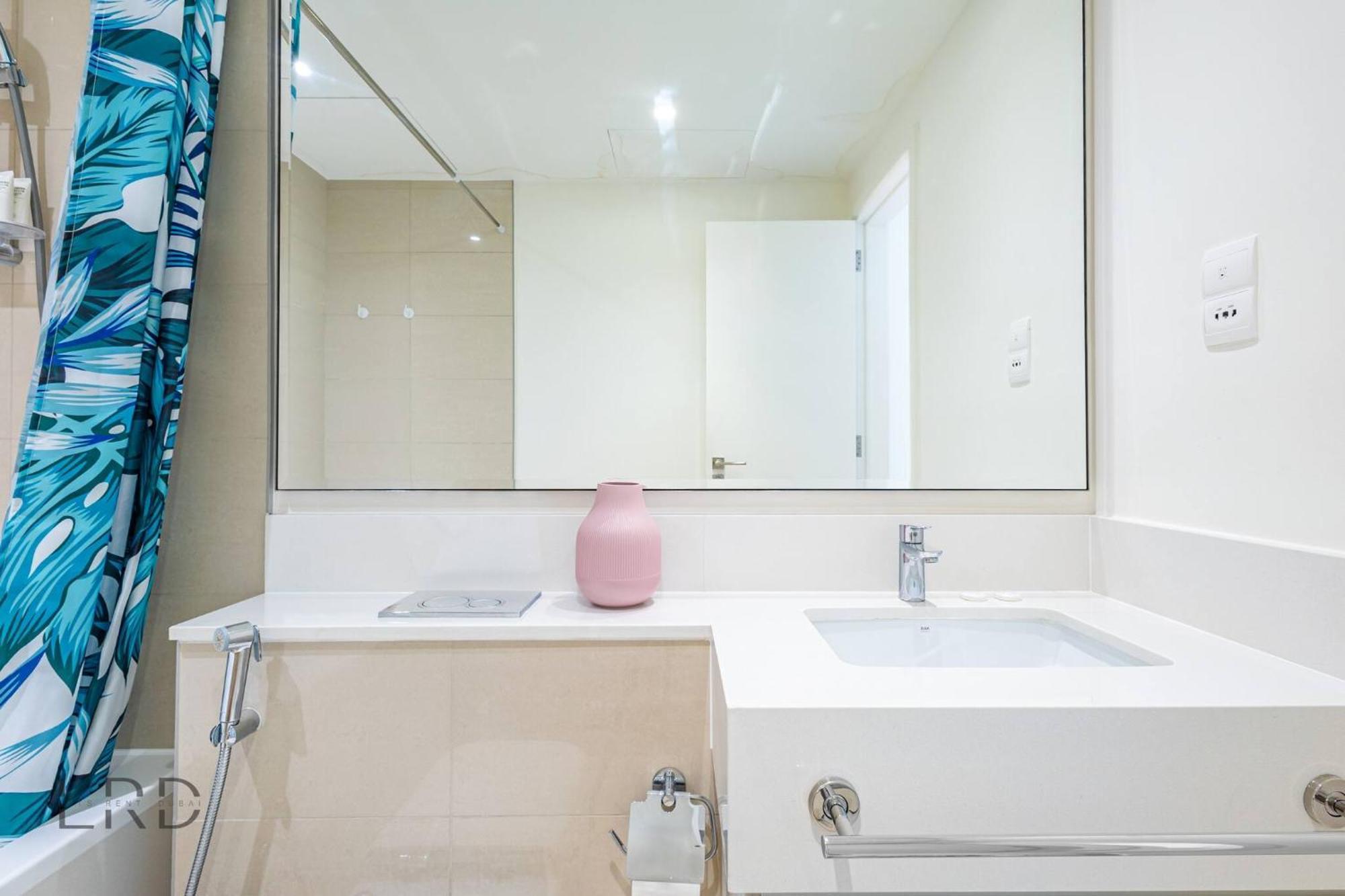Modern & Vibrant 1br Hills Dubai