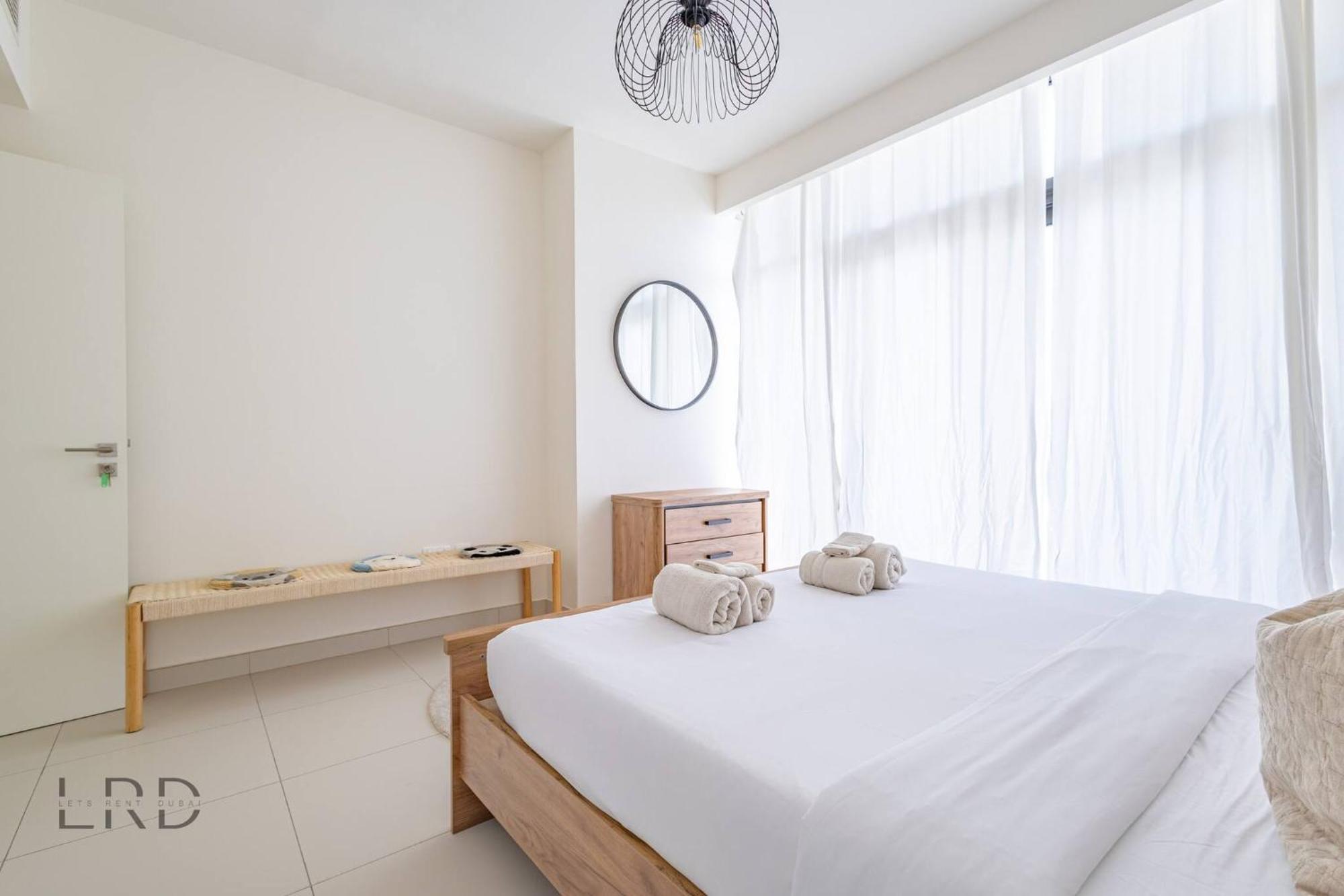 Modern & Vibrant 1br Hills * Dubai