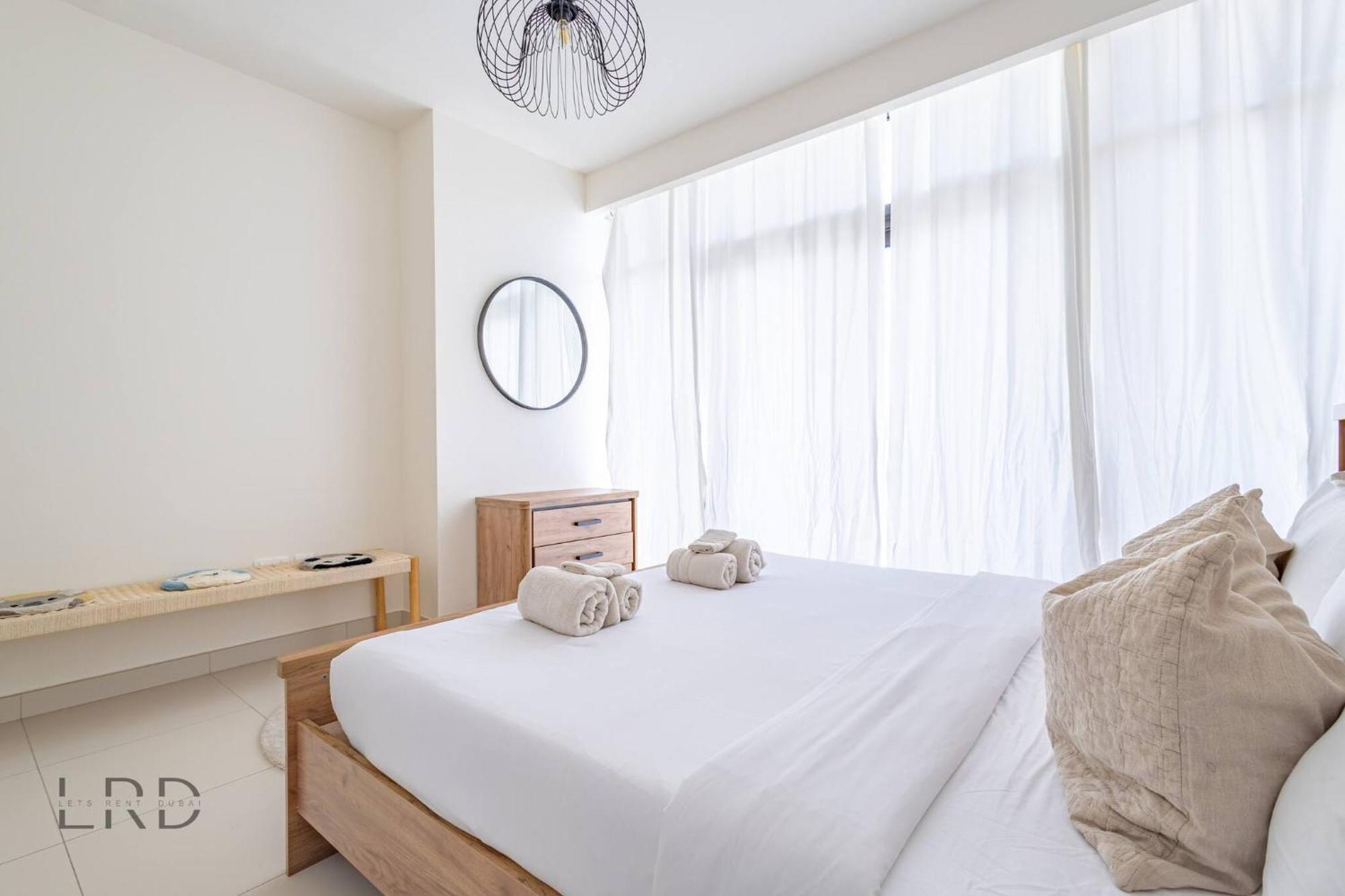 Modern & Vibrant 1br Hills