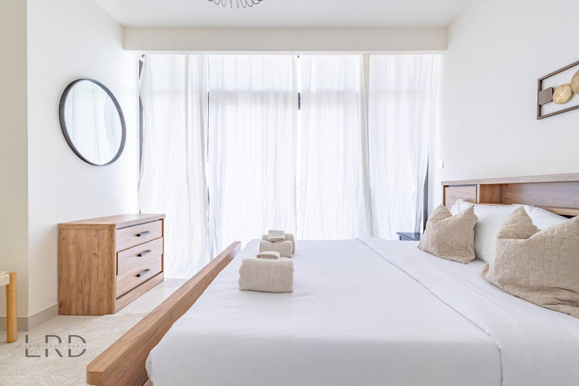 Apartment Modern & Vibrant 1br Hills Dubai