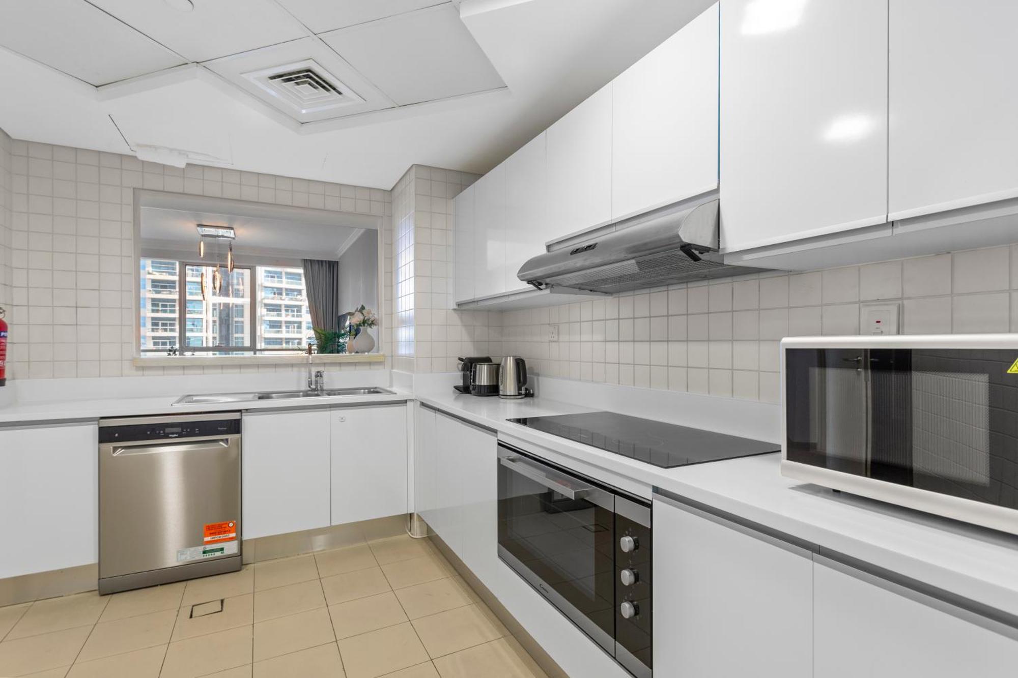Daire Serene 2-bedroom Escape With Sea Steps Away In Jbr *
